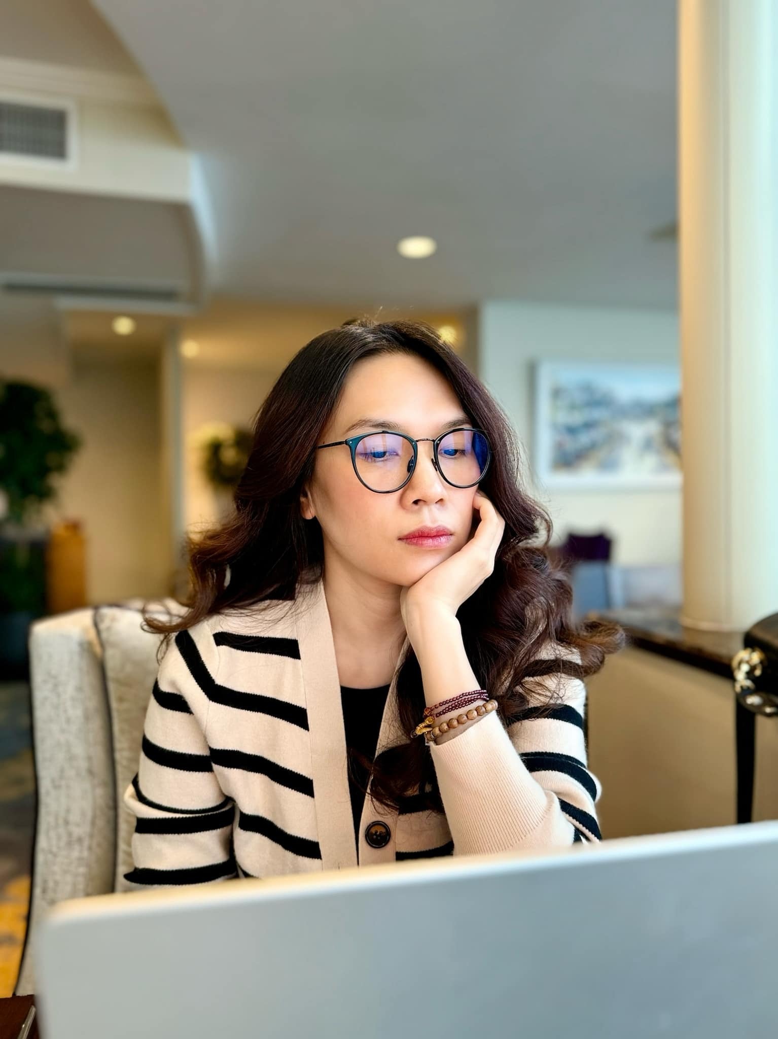 Sao Việt 16/11: Mỹ Tâm trầm tư, Hồng Nhung trẻ đẹp ở tuổi U60 - 1