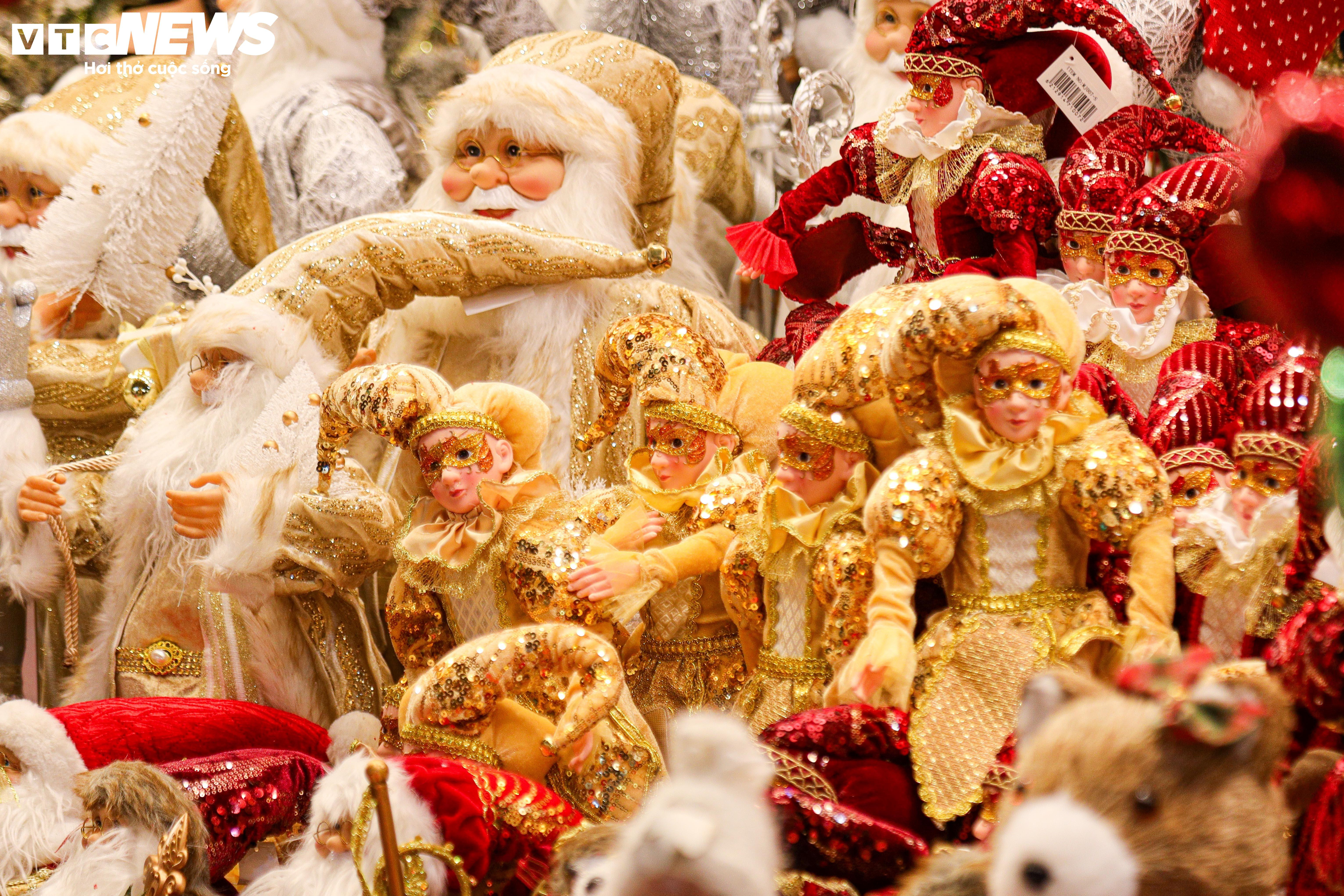 Bày bán sớm đồ trang trí Giáng sinh, phố cổ Hà Nội rực sáng giữa đêm - 18