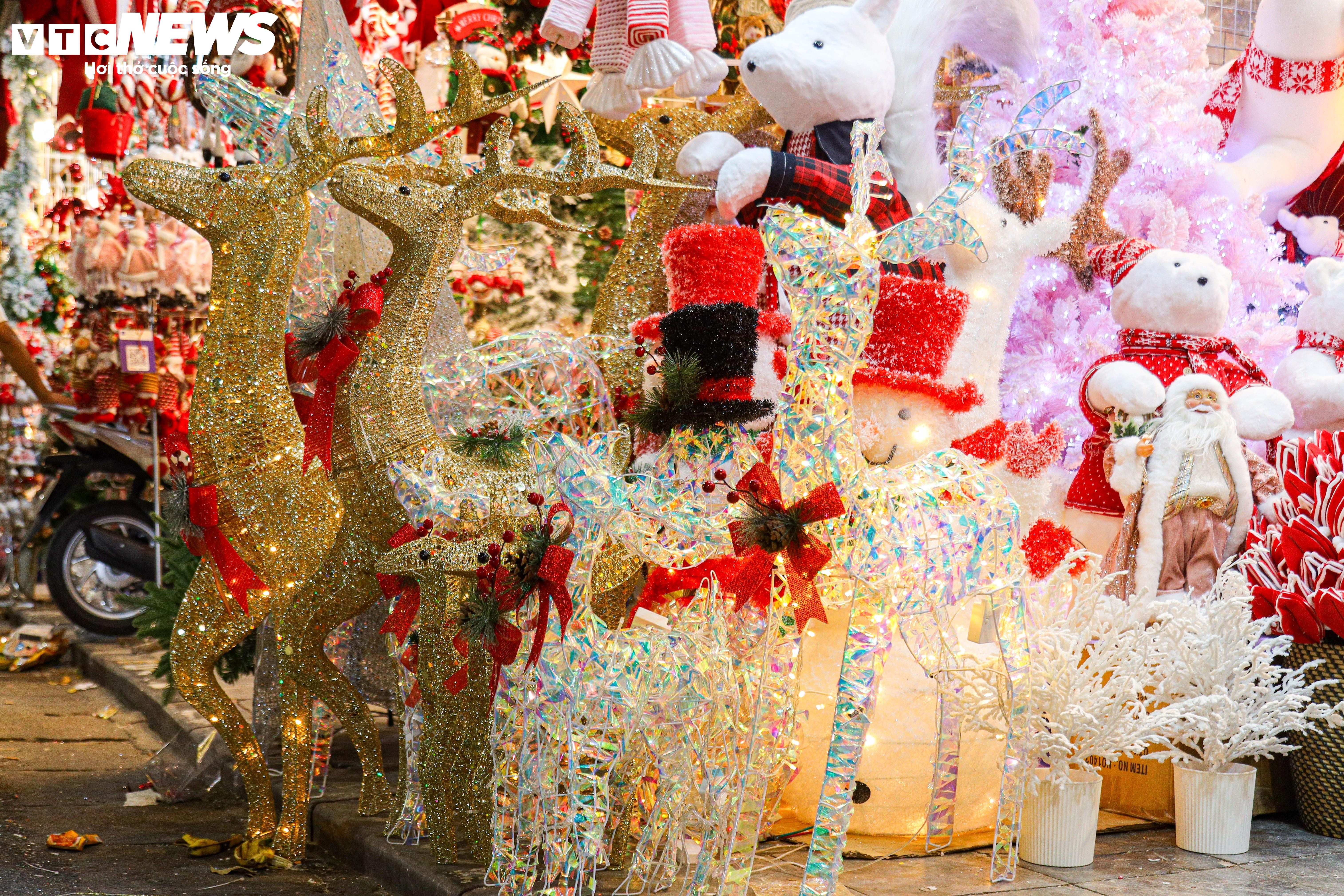 Bày bán sớm đồ trang trí Giáng sinh, phố cổ Hà Nội rực sáng giữa đêm - 15
