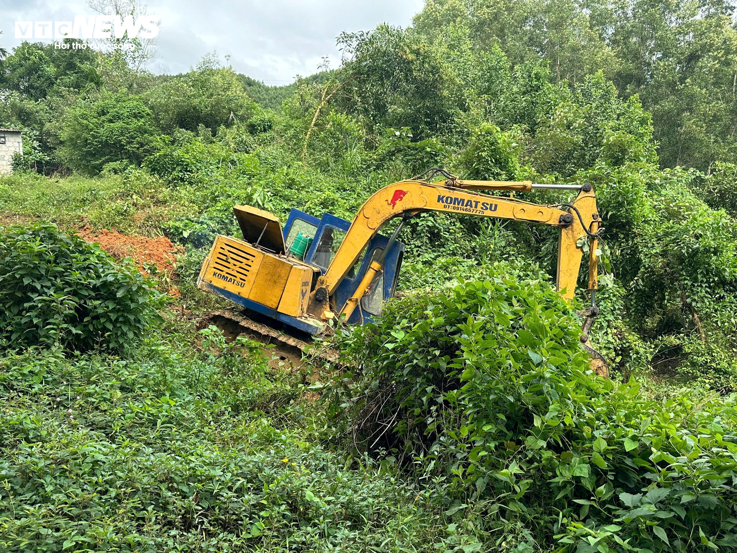 Trăm người xuyên ngày trục vớt ô tô gom rác lao từ cầu xuống sông Hương - 2