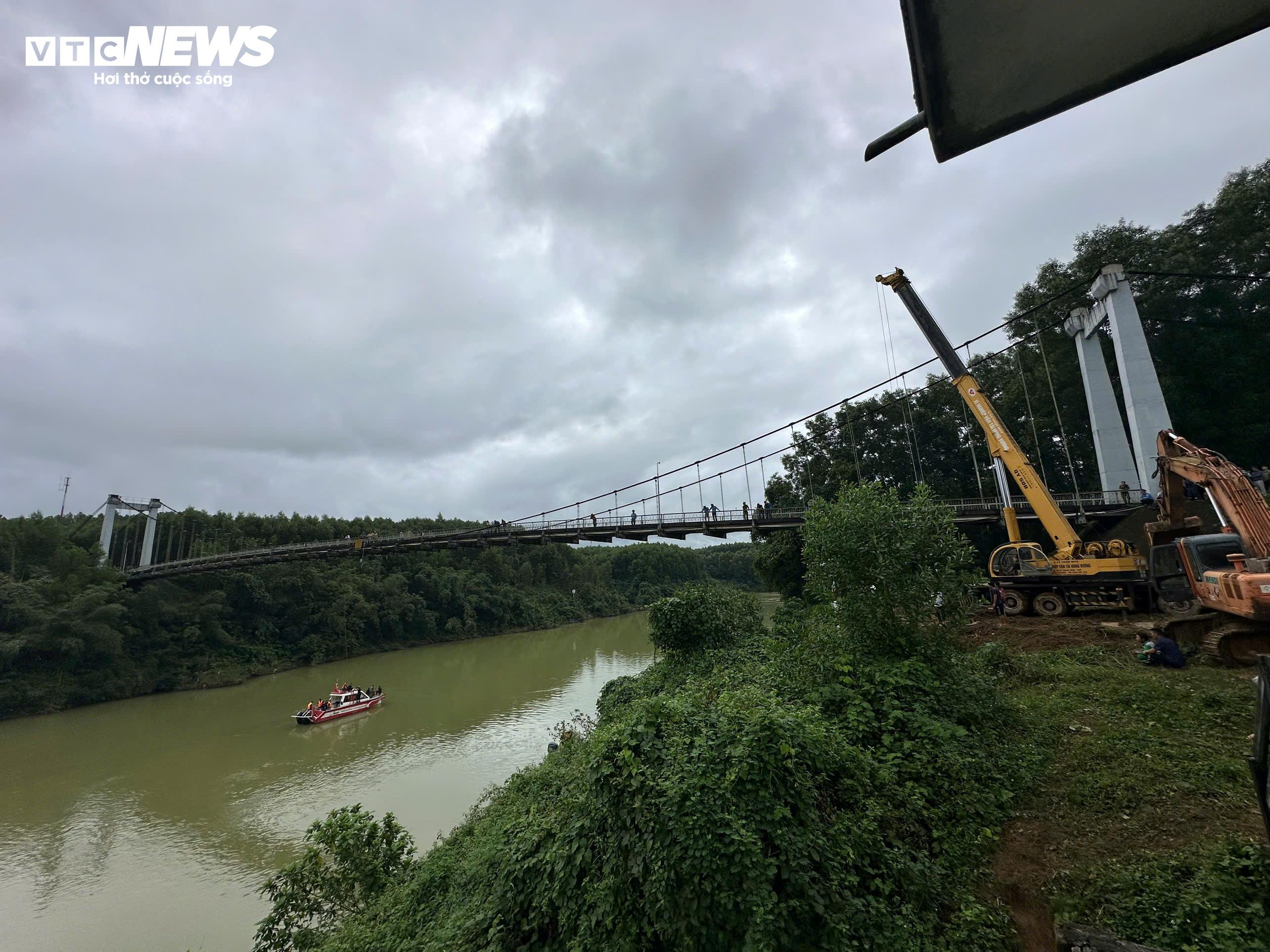 Trăm người xuyên ngày trục vớt ô tô gom rác lao từ cầu xuống sông Hương - 5