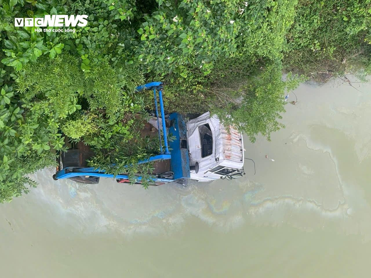 Trăm người xuyên ngày trục vớt ô tô gom rác lao từ cầu xuống sông Hương - 8