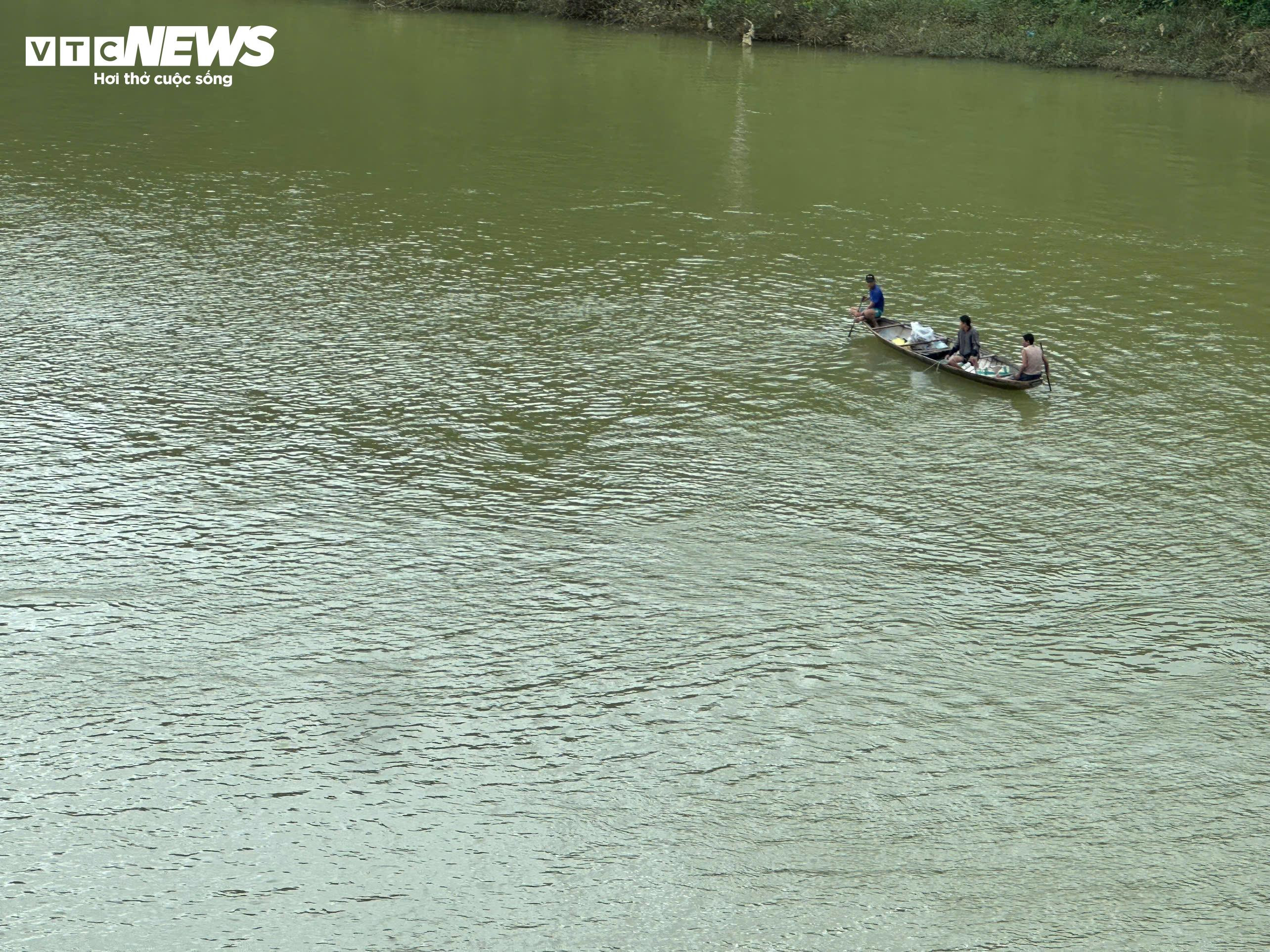 Trăm người xuyên ngày trục vớt ô tô gom rác lao từ cầu xuống sông Hương - 9