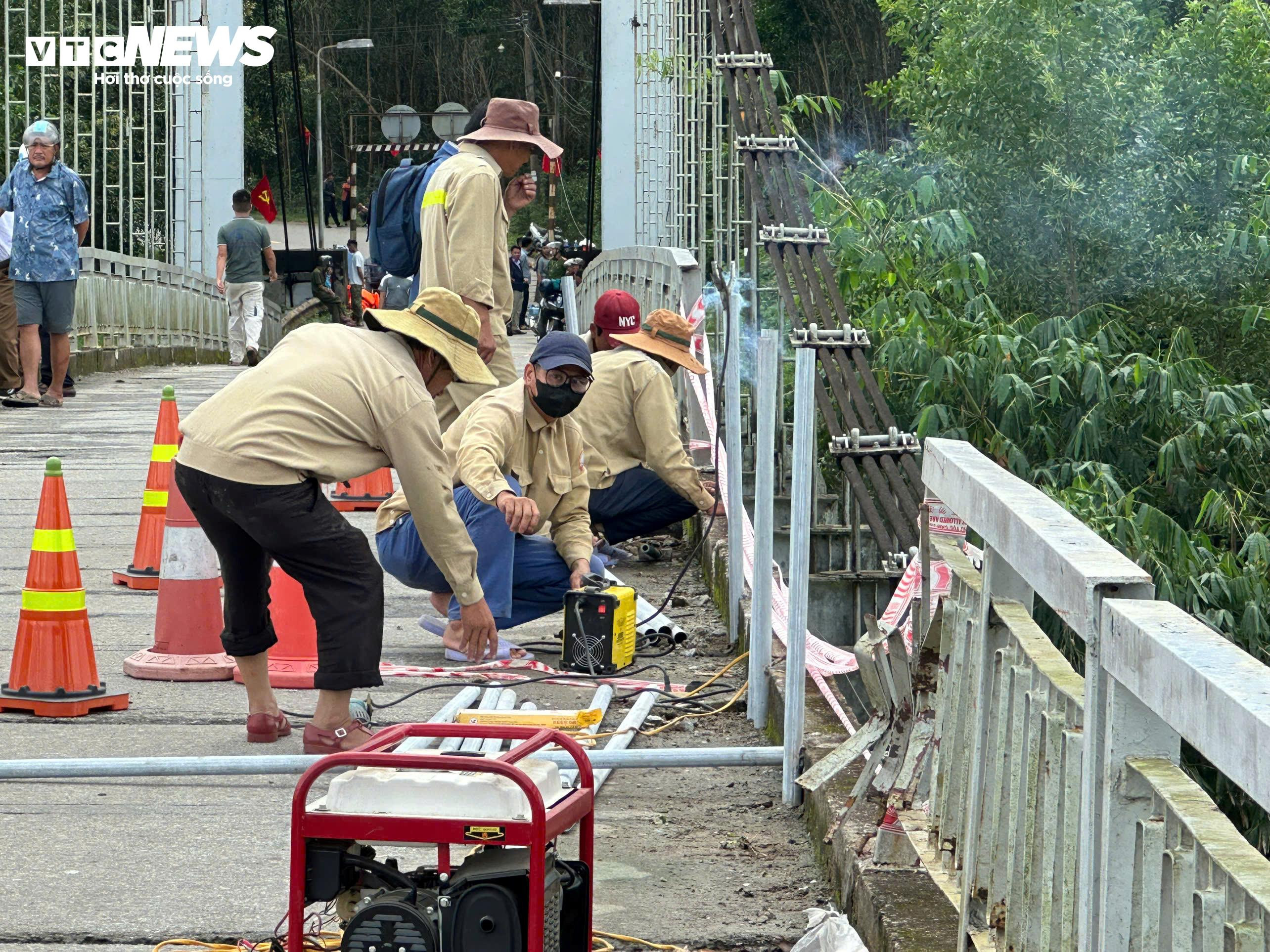 Trăm người xuyên ngày trục vớt ô tô gom rác lao từ cầu xuống sông Hương - 11