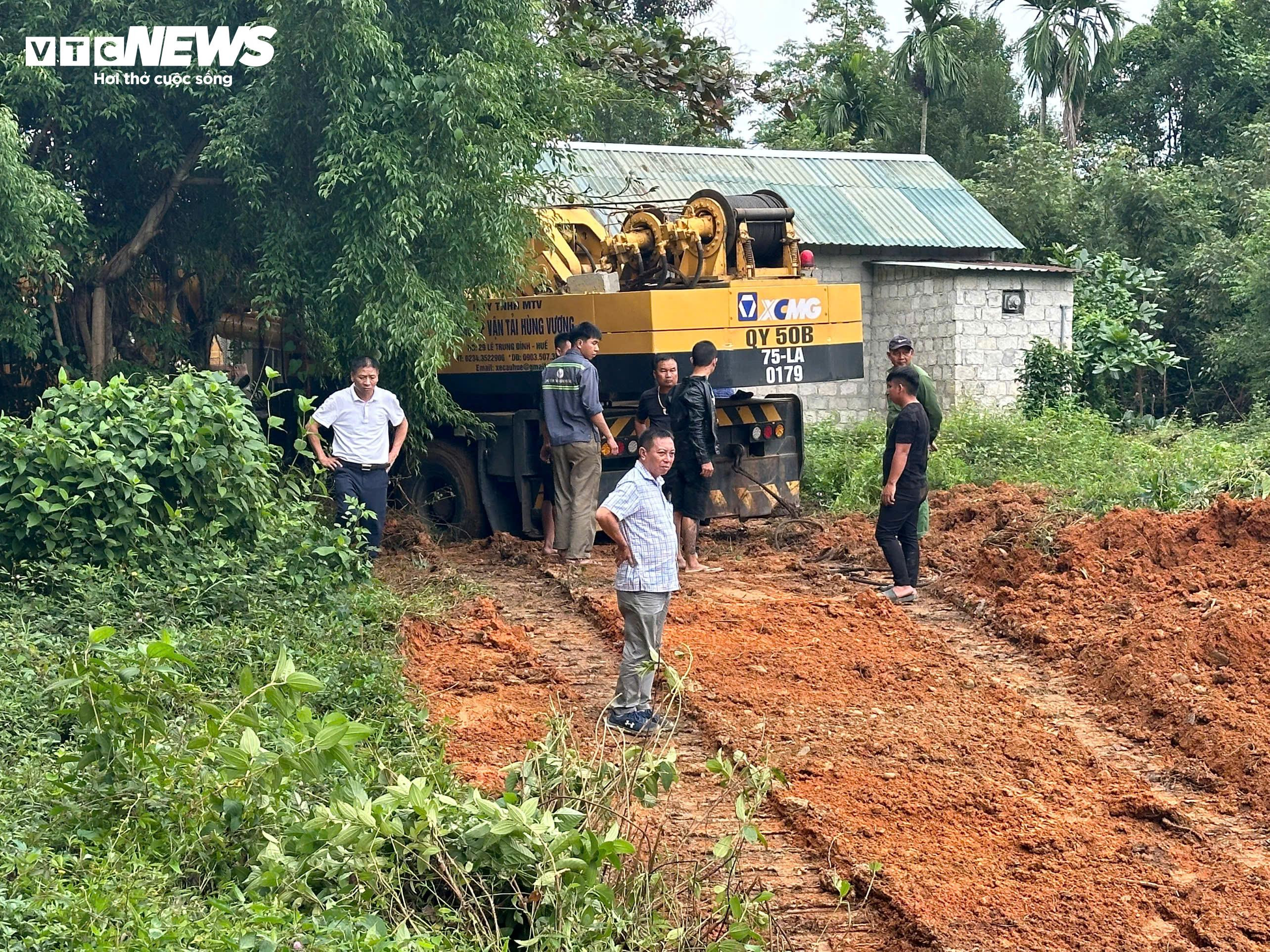 Trăm người xuyên ngày trục vớt ô tô gom rác lao từ cầu xuống sông Hương - 3
