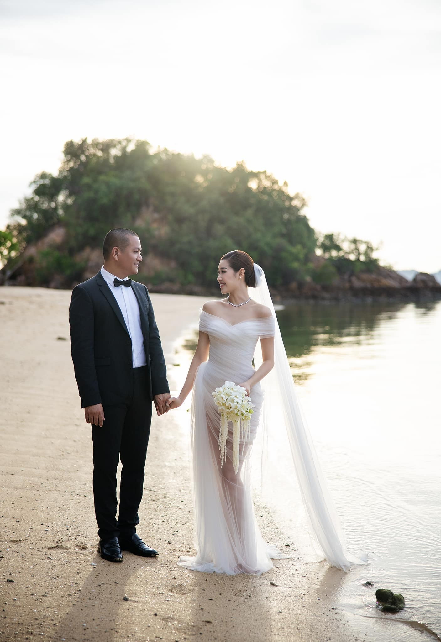 Sao Việt 23/11: Hoa hậu Khánh Vân hé lộ ảnh cưới, Hồng Nhung trẻ đẹp tuổi U60 - 1