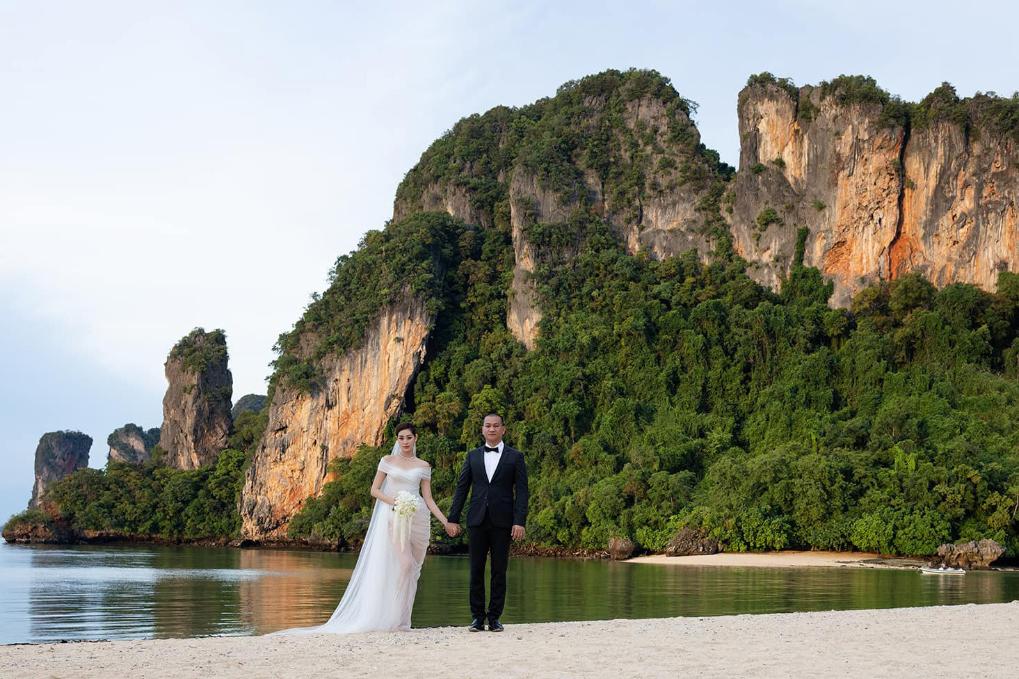 Sao Việt 23/11: Hoa hậu Khánh Vân hé lộ ảnh cưới, Hồng Nhung trẻ đẹp tuổi U60 - 4