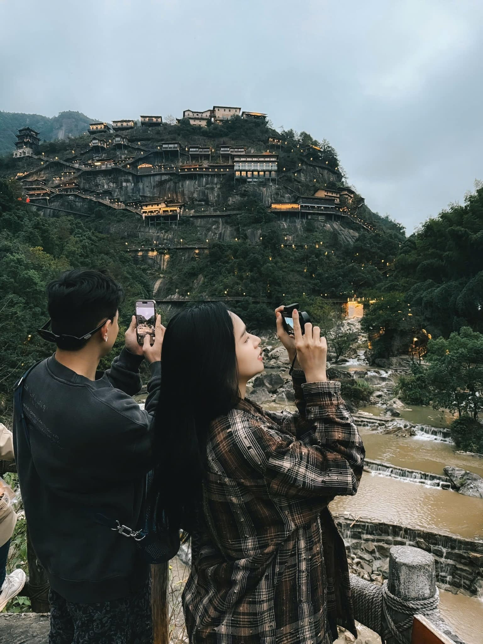 Sao Việt 23/11: Hoa hậu Khánh Vân hé lộ ảnh cưới, Hồng Nhung trẻ đẹp tuổi U60 - 19