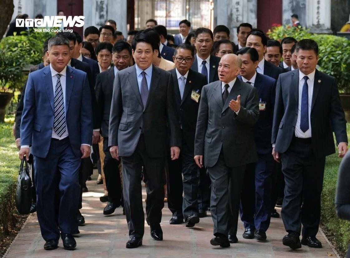 Chủ tịch nước và Quốc vương Campuchia thưởng trà, thăm Văn Miếu - Quốc Tử Giám - 3