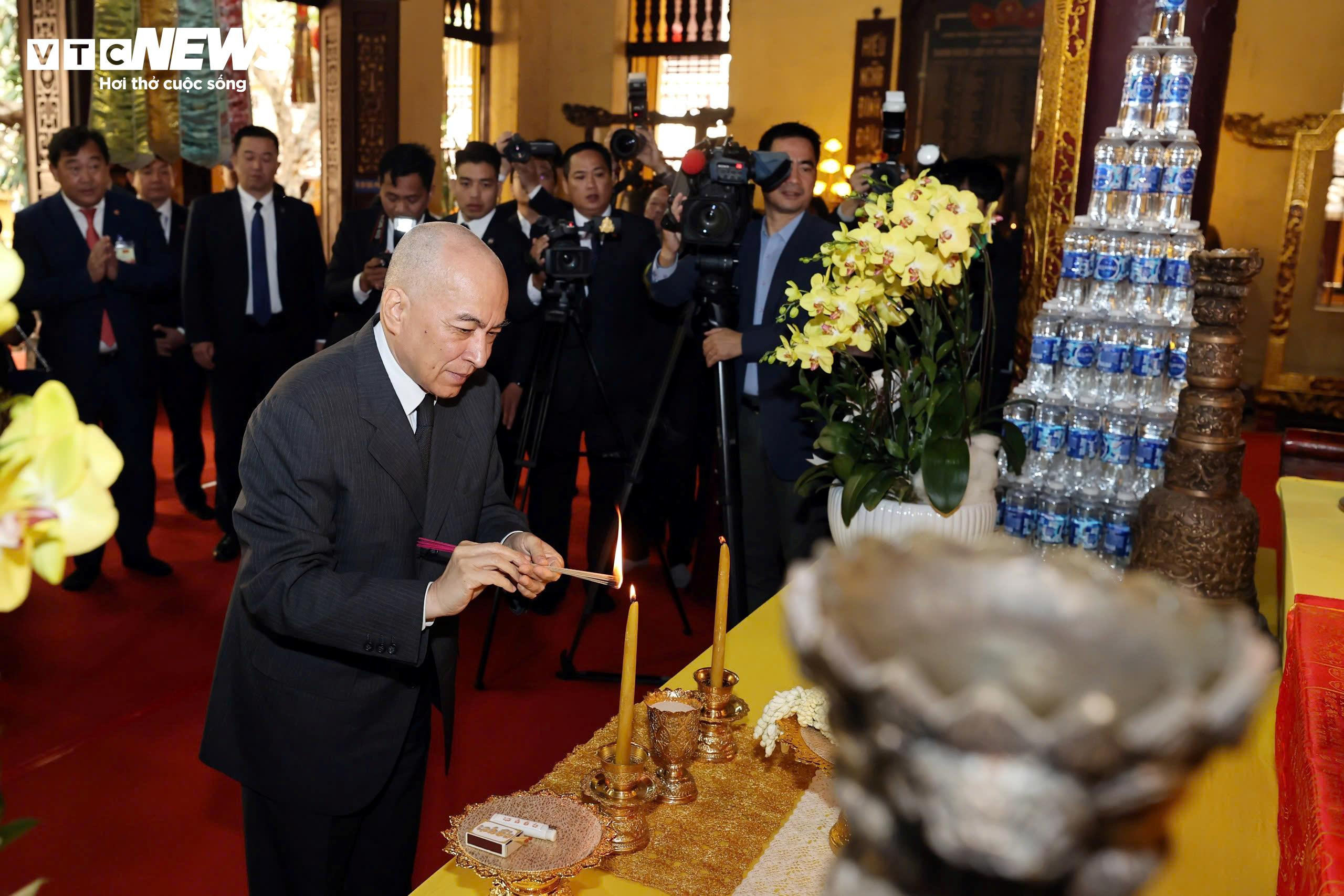 Chủ tịch nước và Quốc vương Campuchia thưởng trà, thăm Văn Miếu - Quốc Tử Giám - 13