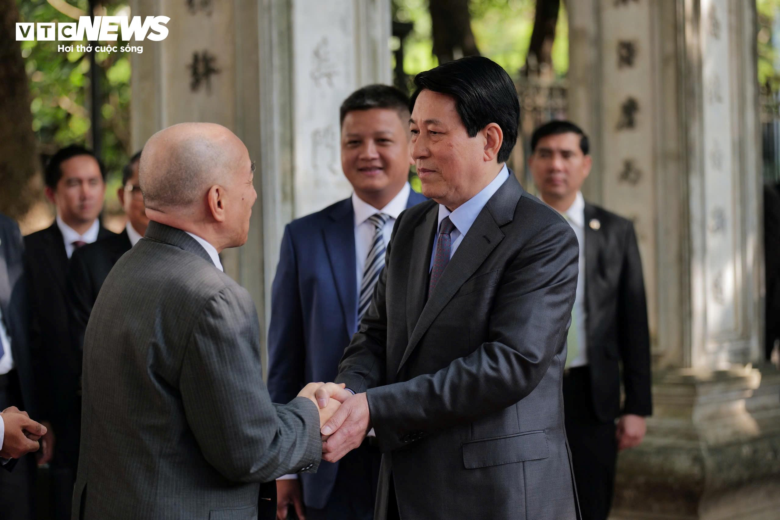 Chủ tịch nước và Quốc vương Campuchia thưởng trà, thăm Văn Miếu - Quốc Tử Giám - 2