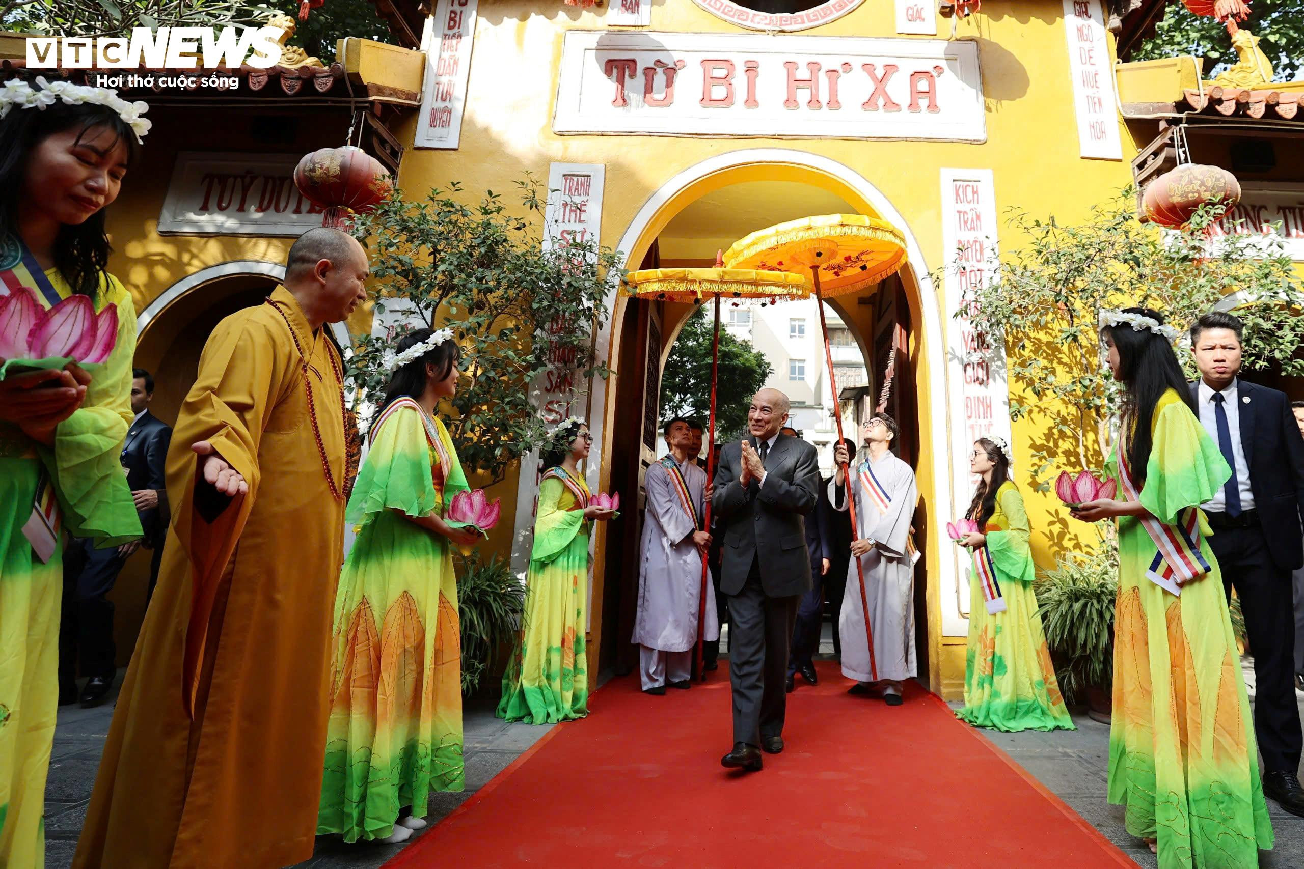 Chủ tịch nước và Quốc vương Campuchia thưởng trà, thăm Văn Miếu - Quốc Tử Giám - 10