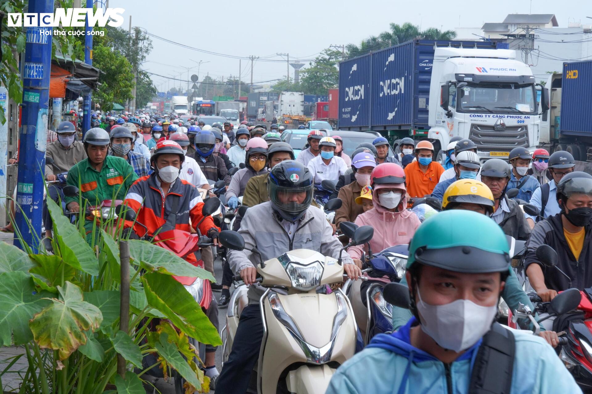 Thiếu mặt bằng, dự án nút giao 3 tầng ở cửa ngõ TP.HCM thi công ì ạch - 17