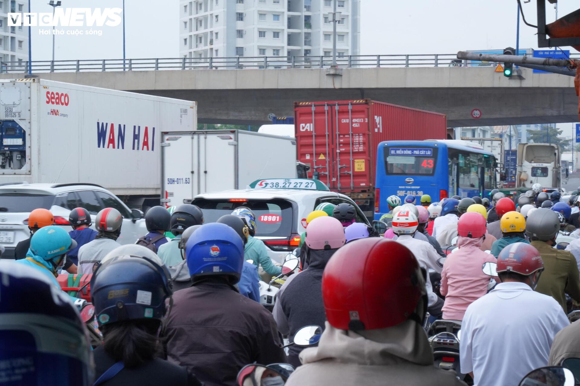 Thiếu mặt bằng, dự án nút giao 3 tầng ở cửa ngõ TP.HCM thi công ì ạch - 18