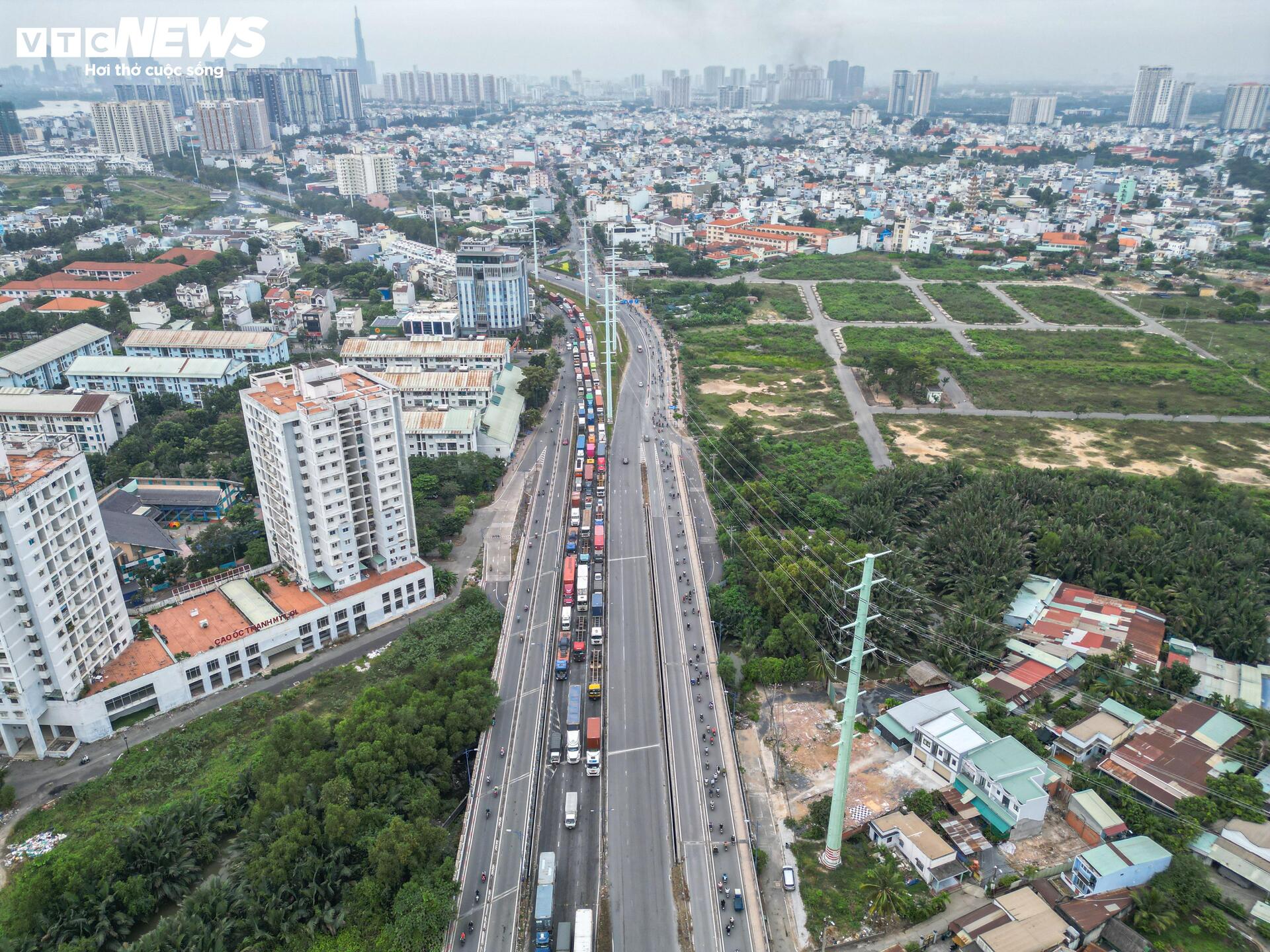 Thiếu mặt bằng, dự án nút giao 3 tầng ở cửa ngõ TP.HCM thi công ì ạch - 2