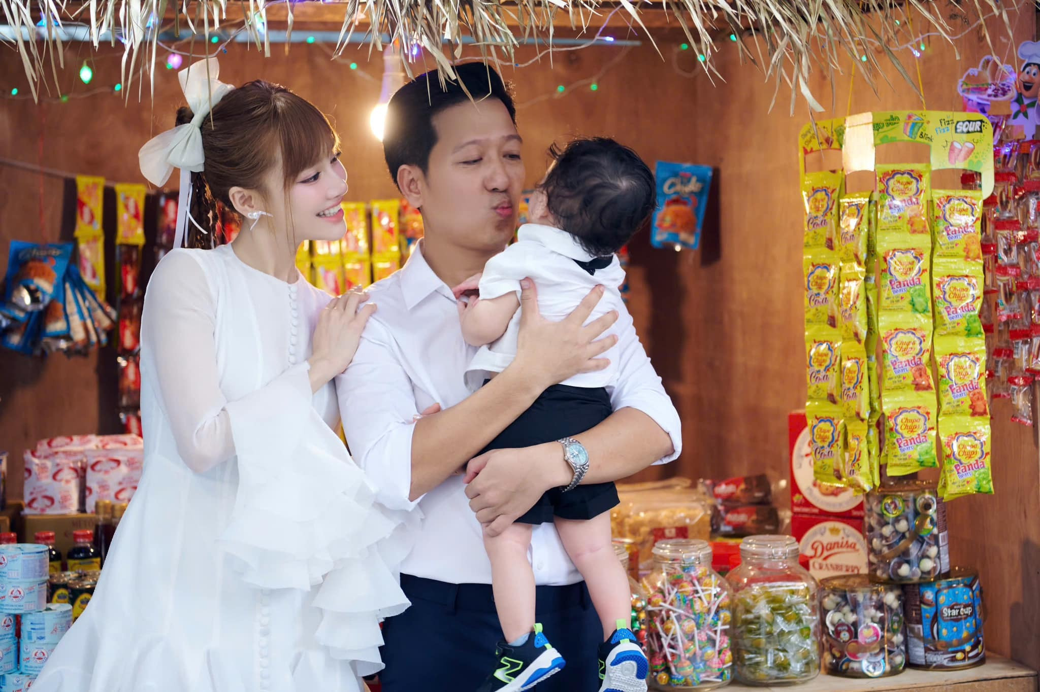 Sao Việt 4/12: Trường Giang chăm con ốm, Lan Phương ngày càng gợi cảm - 1