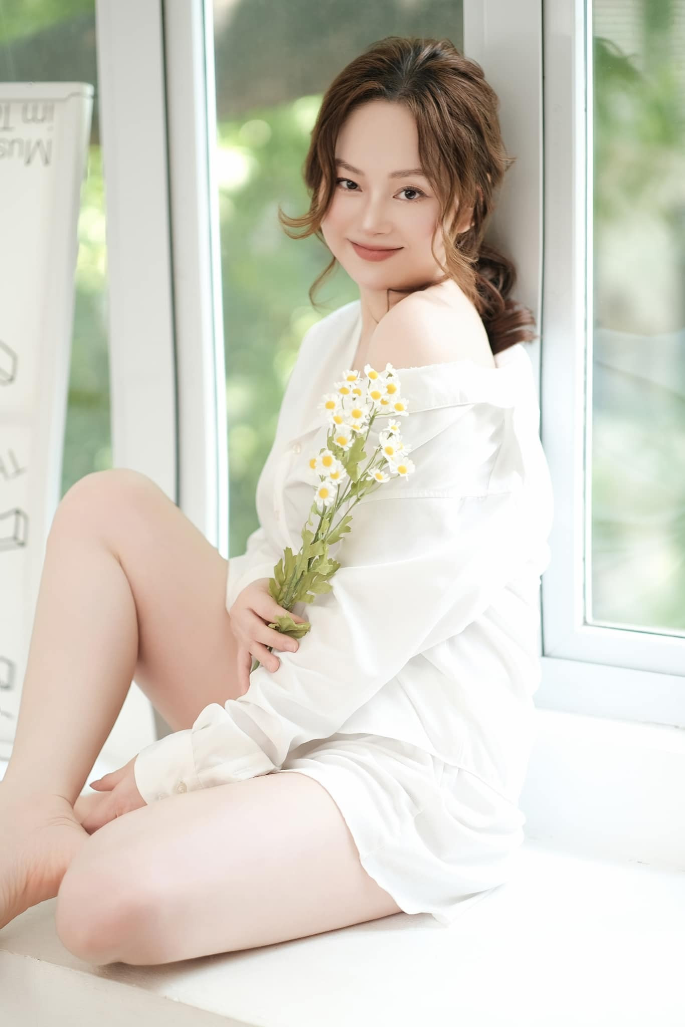 Sao Việt 4/12: Trường Giang chăm con ốm, Lan Phương ngày càng gợi cảm - 4