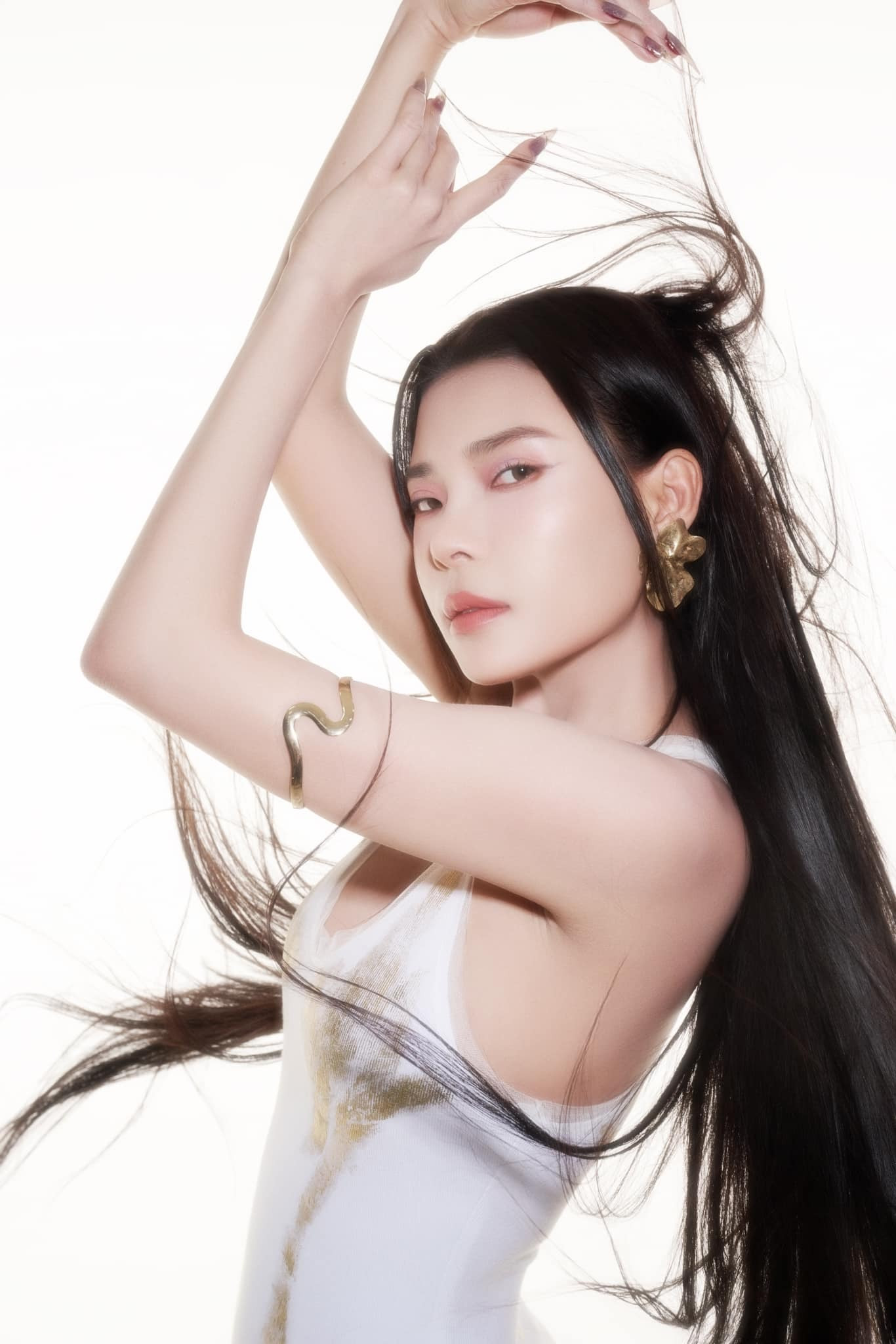 Sao Việt 5/12: Quyền Linh đu trend 'đám giỗ bên cồn', Quế Anh kỷ niệm đăng quang - 13