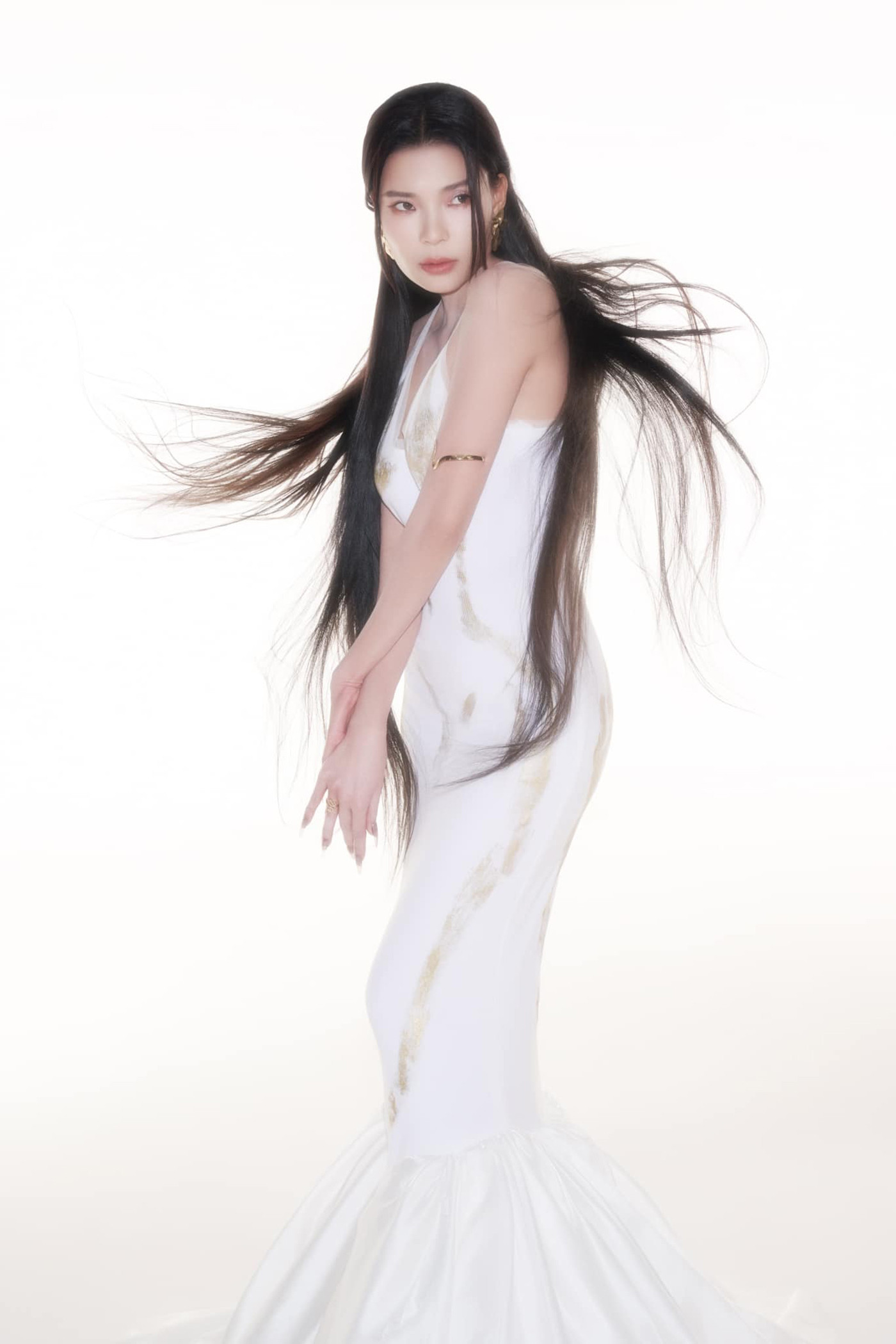 Sao Việt 5/12: Quyền Linh đu trend 'đám giỗ bên cồn', Quế Anh kỷ niệm đăng quang - 14