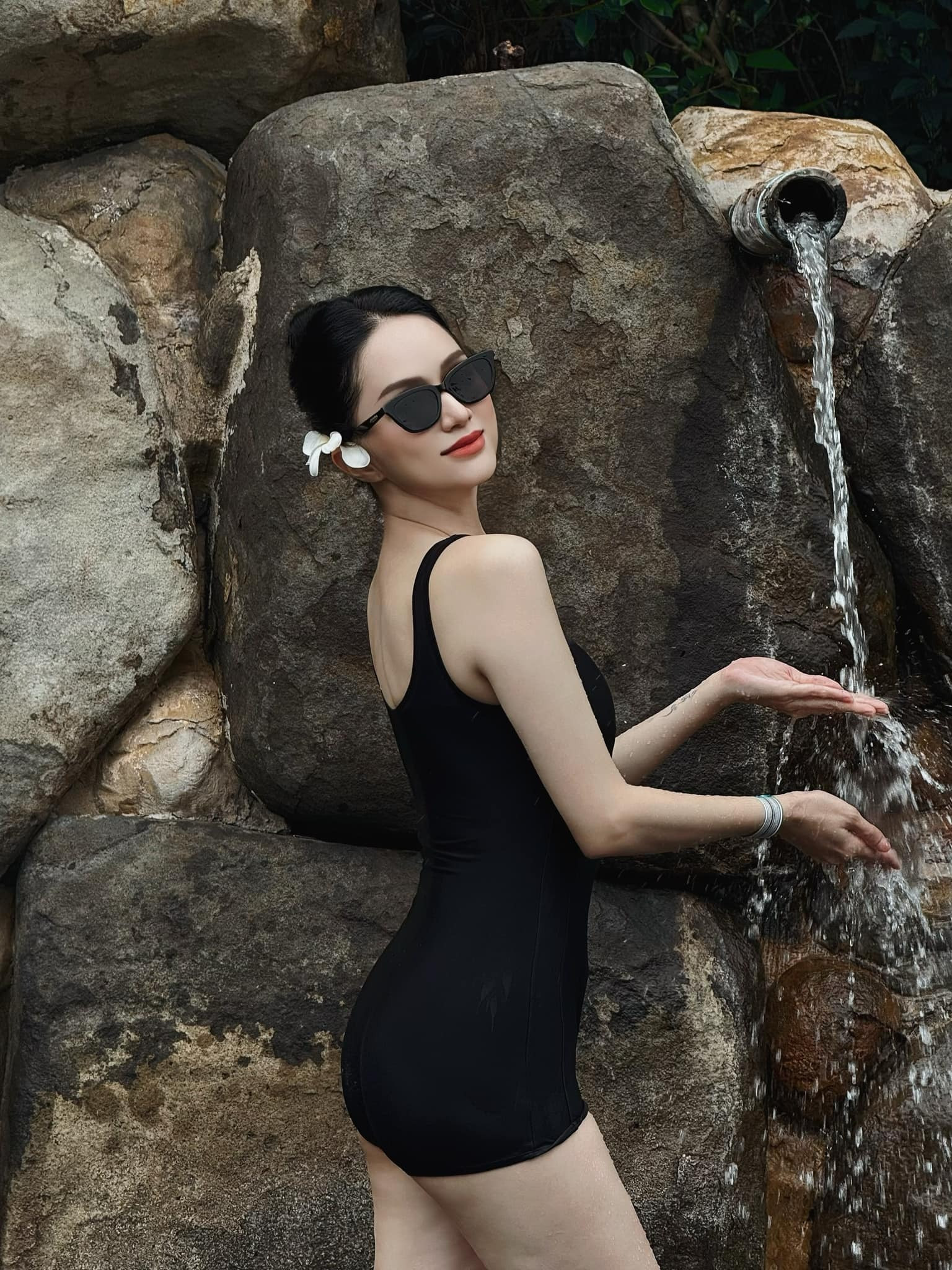 Sao Việt 5/12: Quyền Linh đu trend 'đám giỗ bên cồn', Quế Anh kỷ niệm đăng quang - 7