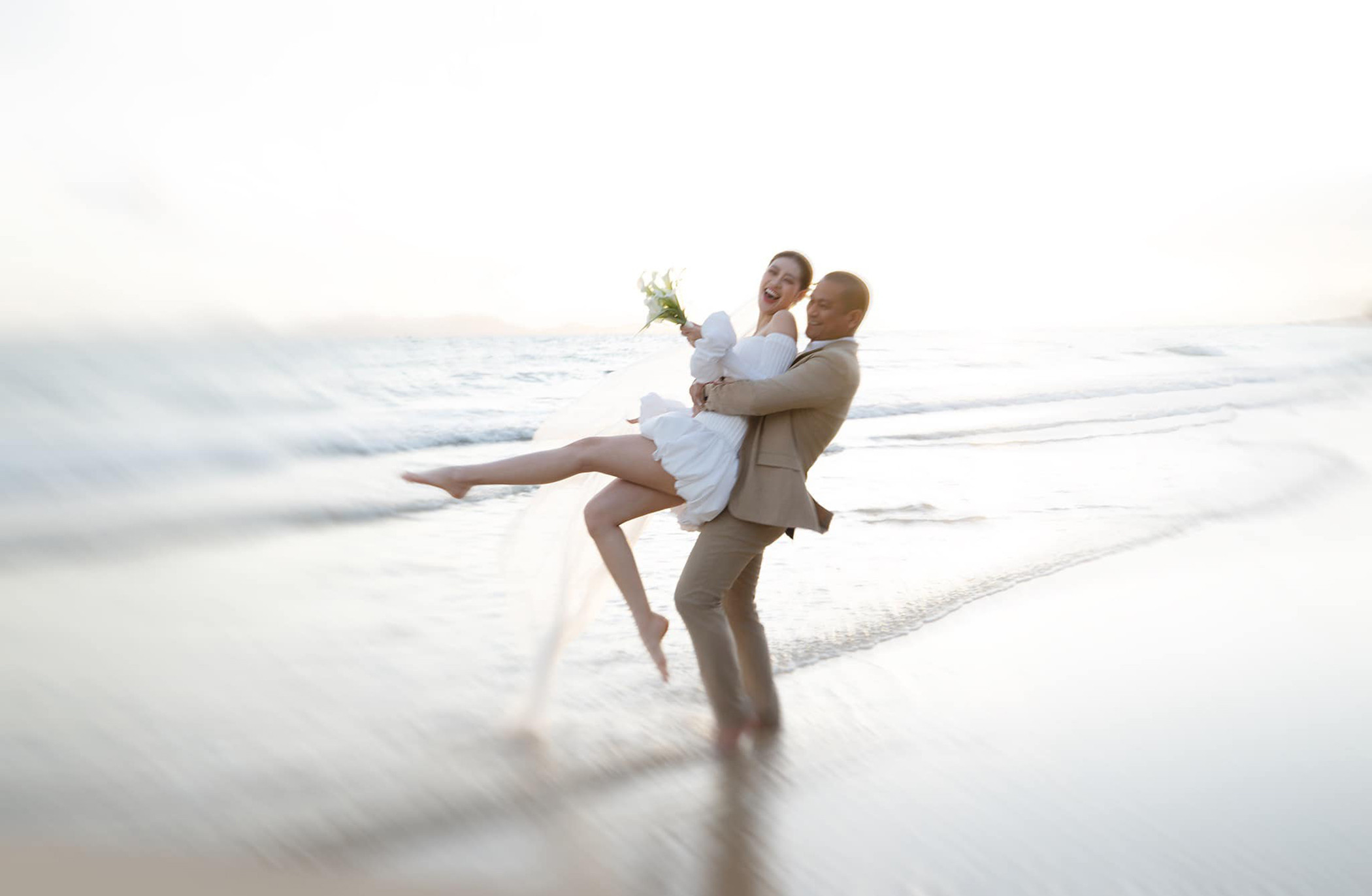 Sao Việt 5/12: Quyền Linh đu trend 'đám giỗ bên cồn', Quế Anh kỷ niệm đăng quang - 5