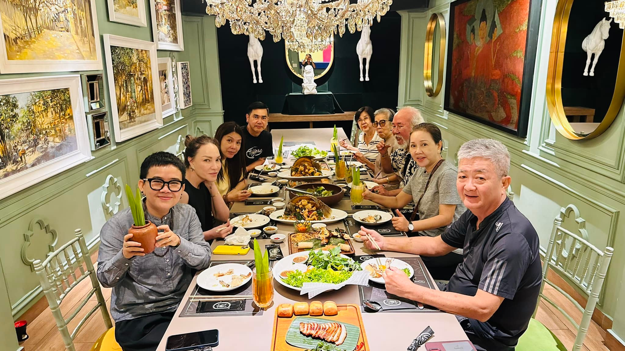 Sao Việt 5/12: Quyền Linh đu trend 'đám giỗ bên cồn', Quế Anh kỷ niệm đăng quang - 12