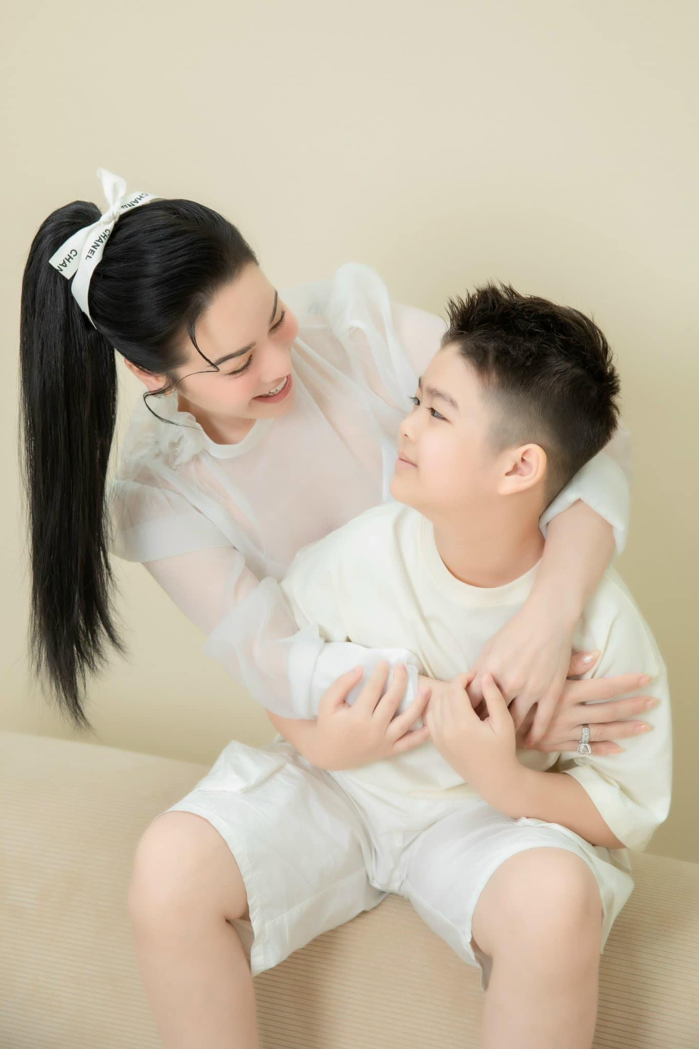 Sao Việt 5/12: Quyền Linh đu trend 'đám giỗ bên cồn', Quế Anh kỷ niệm đăng quang - 10