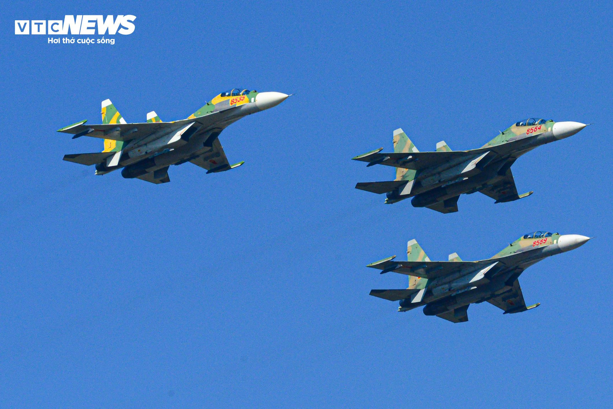 Về sân bay Kép xem phi công Su30-MK2 tập luyện cho Triển lãm Quốc phòng 2024 - 11