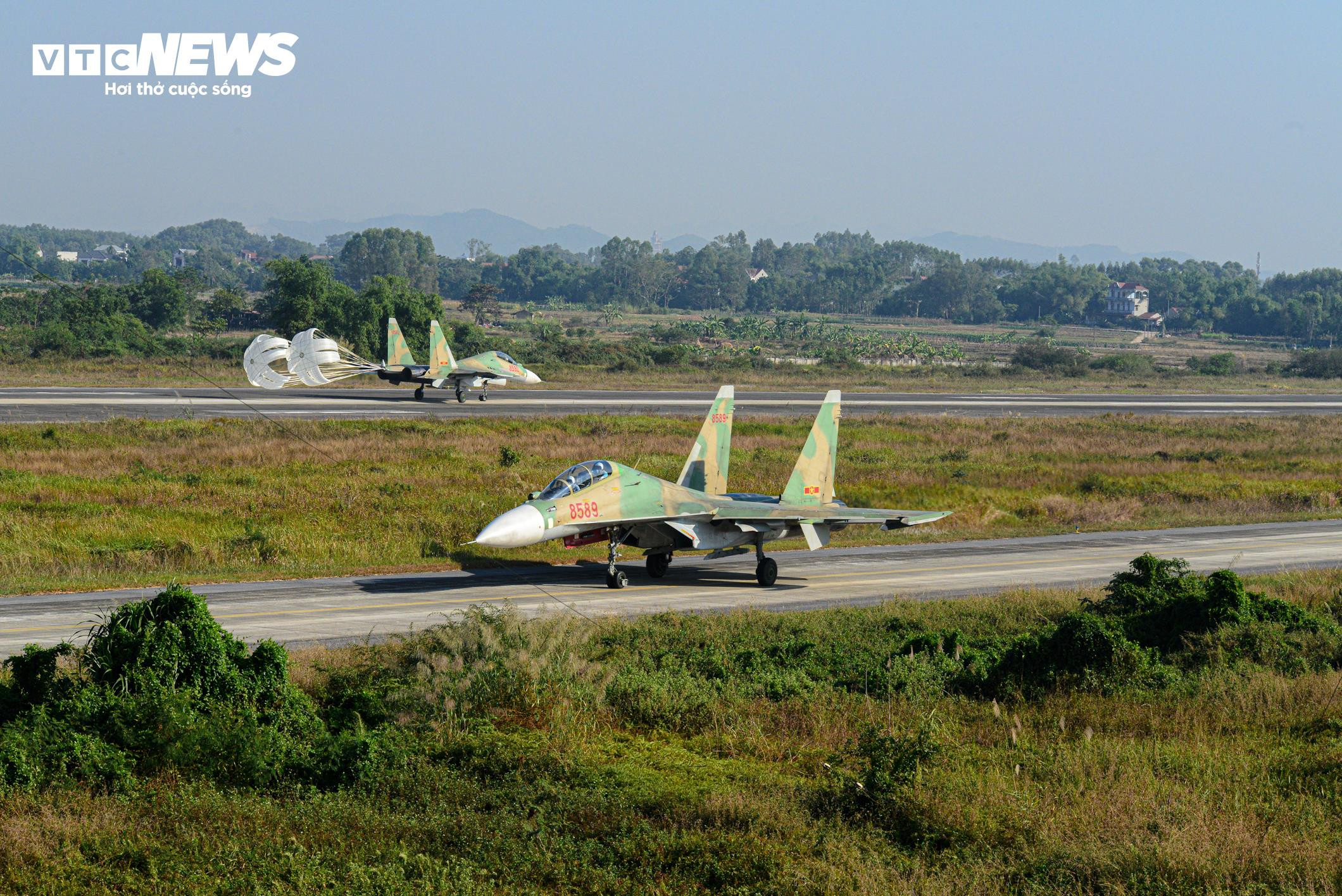 Về sân bay Kép xem phi công Su30-MK2 tập luyện cho Triển lãm Quốc phòng 2024 - 12