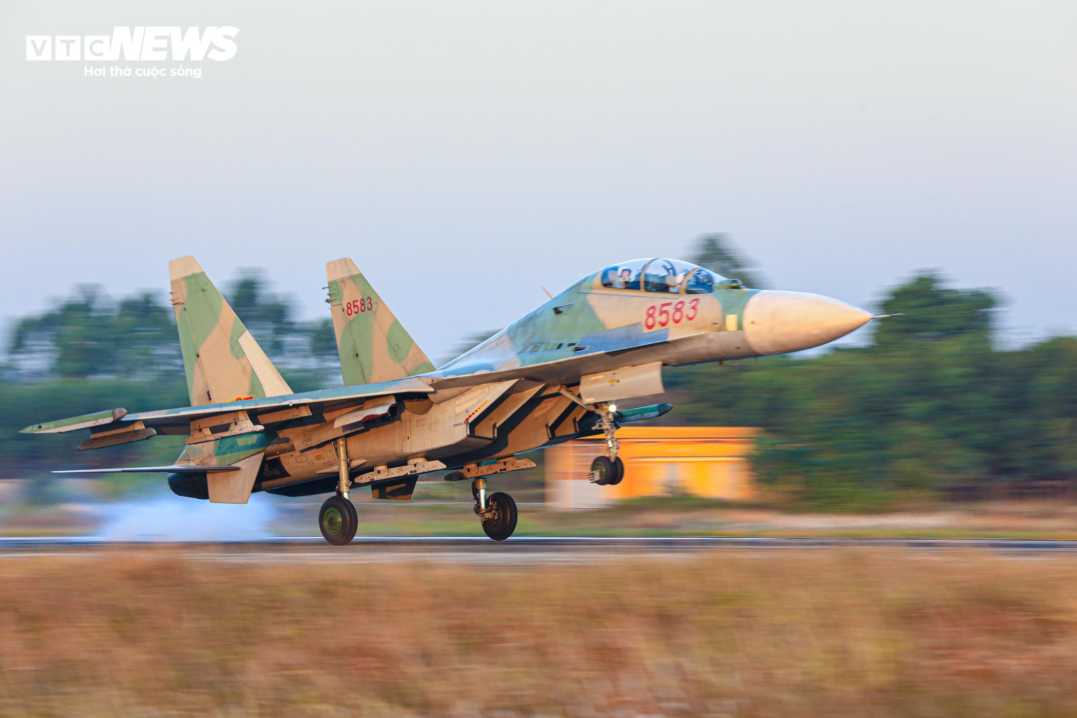 Về sân bay Kép xem phi công Su30-MK2 tập luyện cho Triển lãm Quốc phòng 2024 - 9