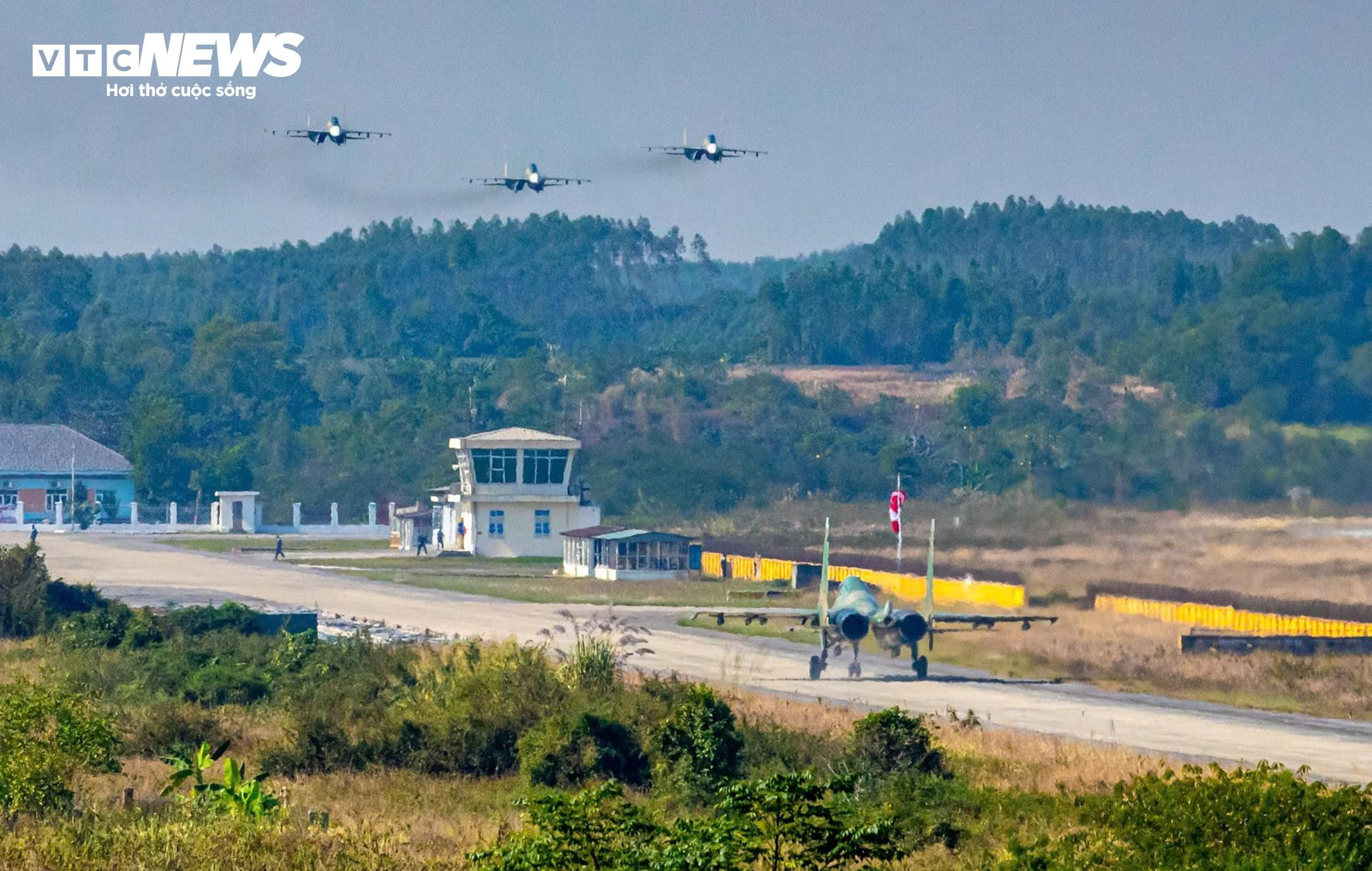 Về sân bay Kép xem phi công Su30-MK2 tập luyện cho Triển lãm Quốc phòng 2024 - 13