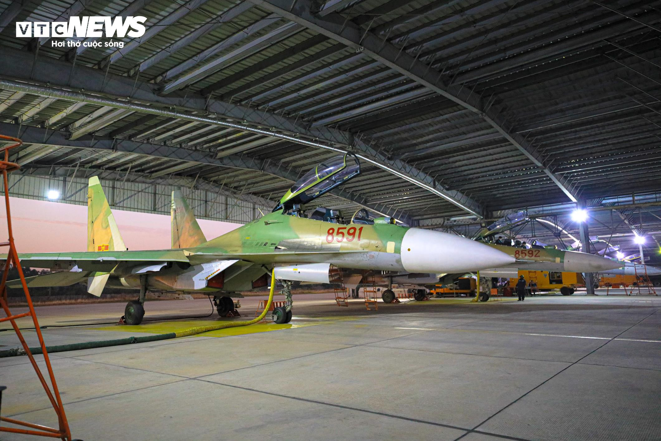 Về sân bay Kép xem phi công Su30-MK2 tập luyện cho Triển lãm Quốc phòng 2024 - 2