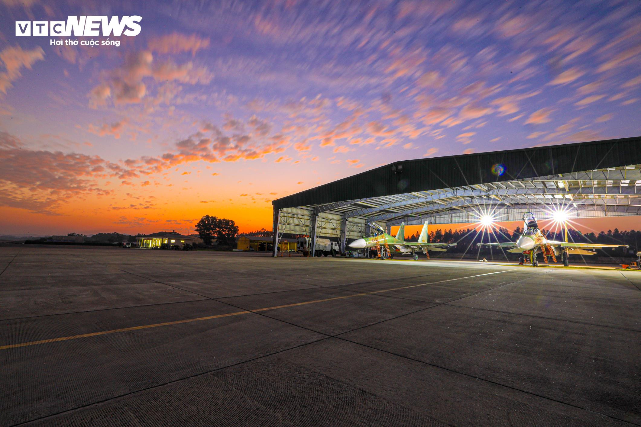 Về sân bay Kép xem phi công Su30-MK2 tập luyện cho Triển lãm Quốc phòng 2024 - 1