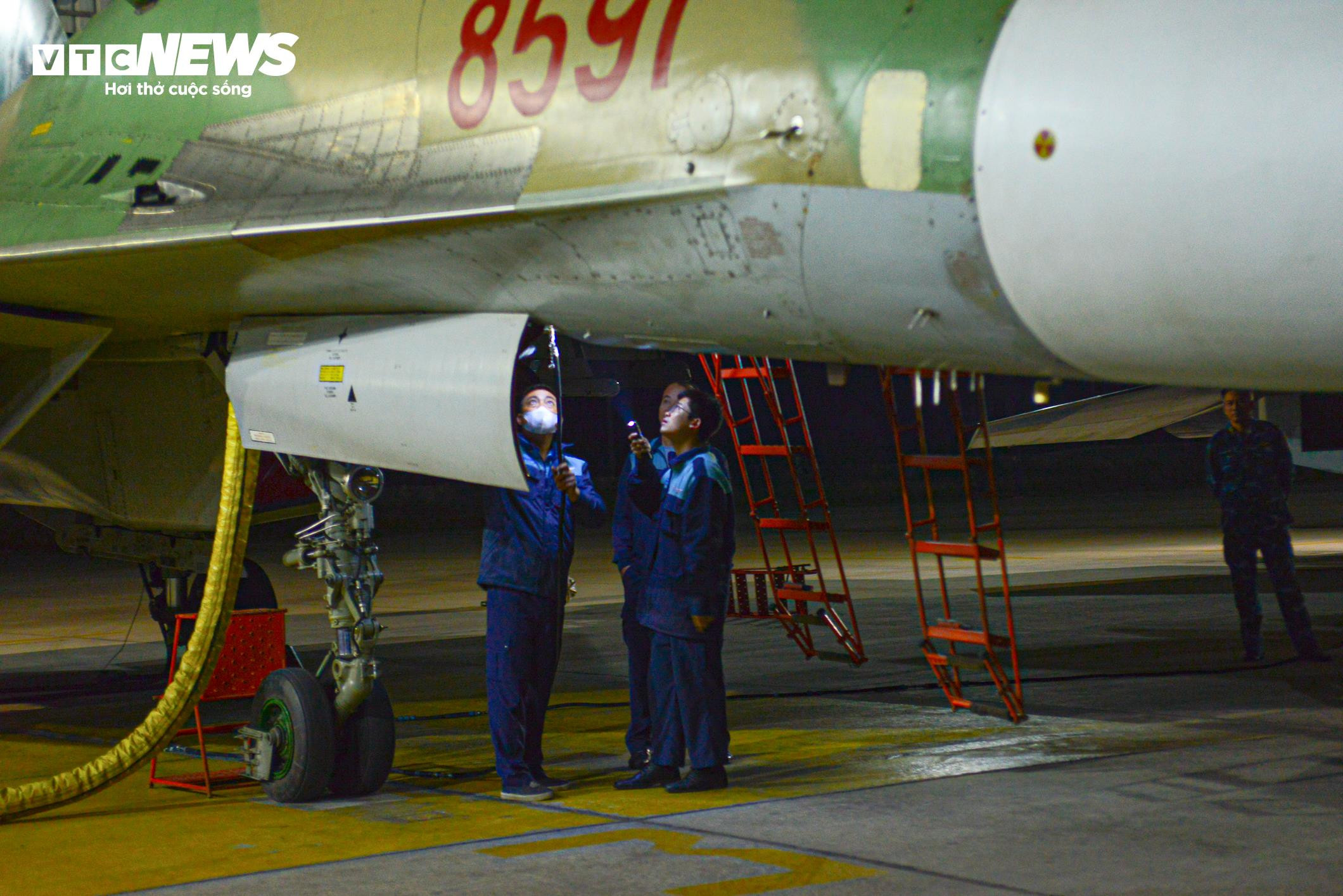 Về sân bay Kép xem phi công Su30-MK2 tập luyện cho Triển lãm Quốc phòng 2024 - 4