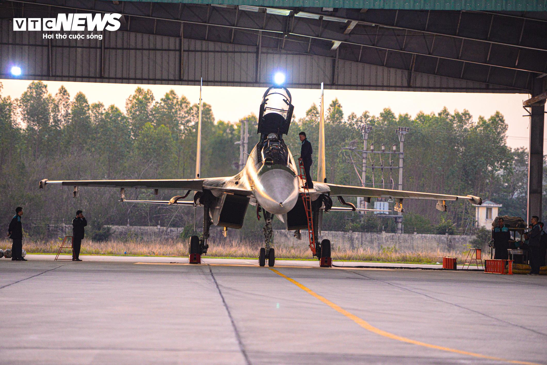 Về sân bay Kép xem phi công Su30-MK2 tập luyện cho Triển lãm Quốc phòng 2024 - 3