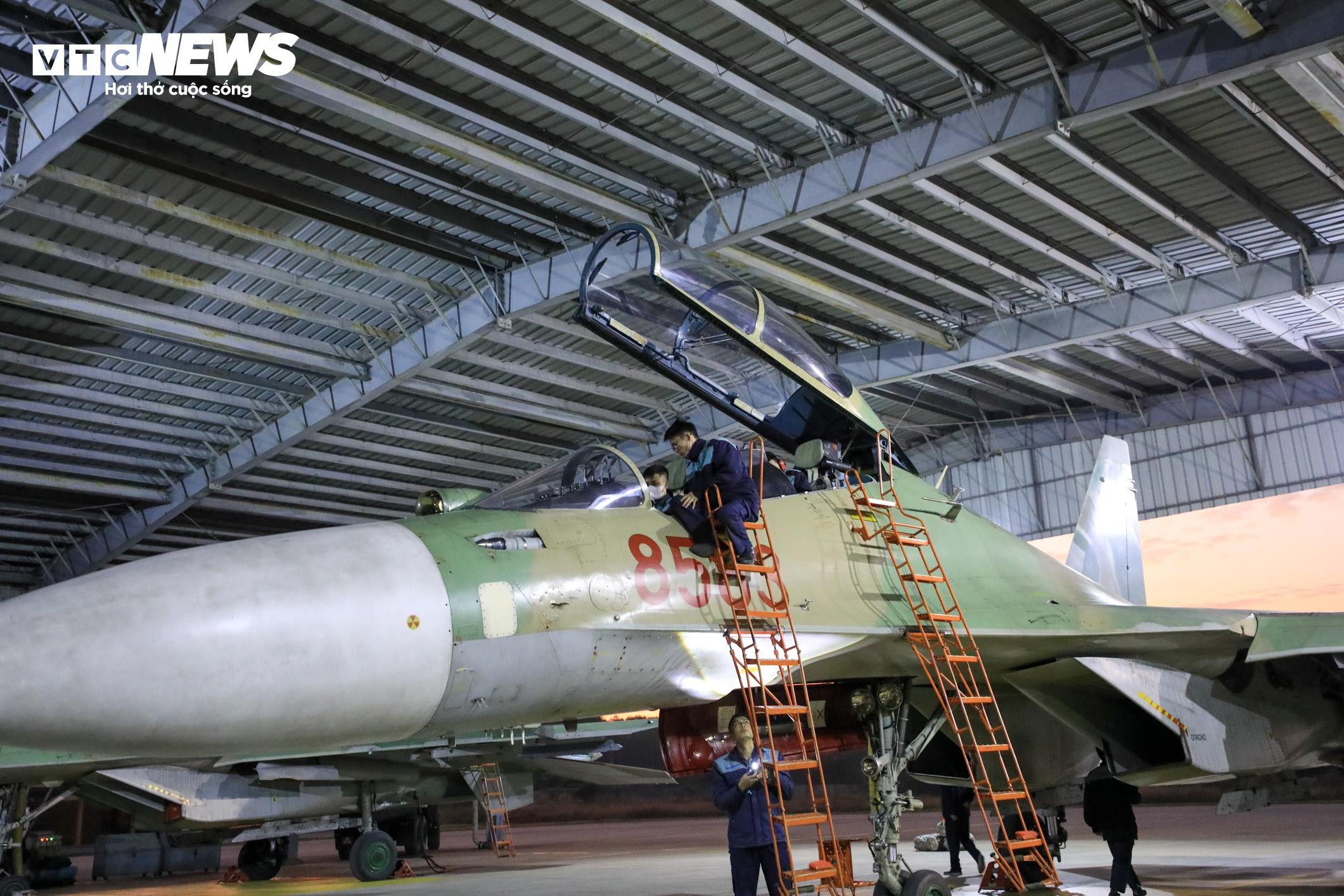 Về sân bay Kép xem phi công Su30-MK2 tập luyện cho Triển lãm Quốc phòng 2024 - 5