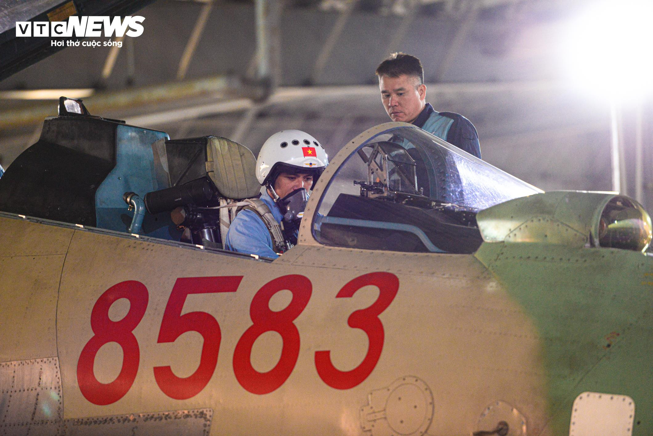 Về sân bay Kép xem phi công Su30-MK2 tập luyện cho Triển lãm Quốc phòng 2024 - 7