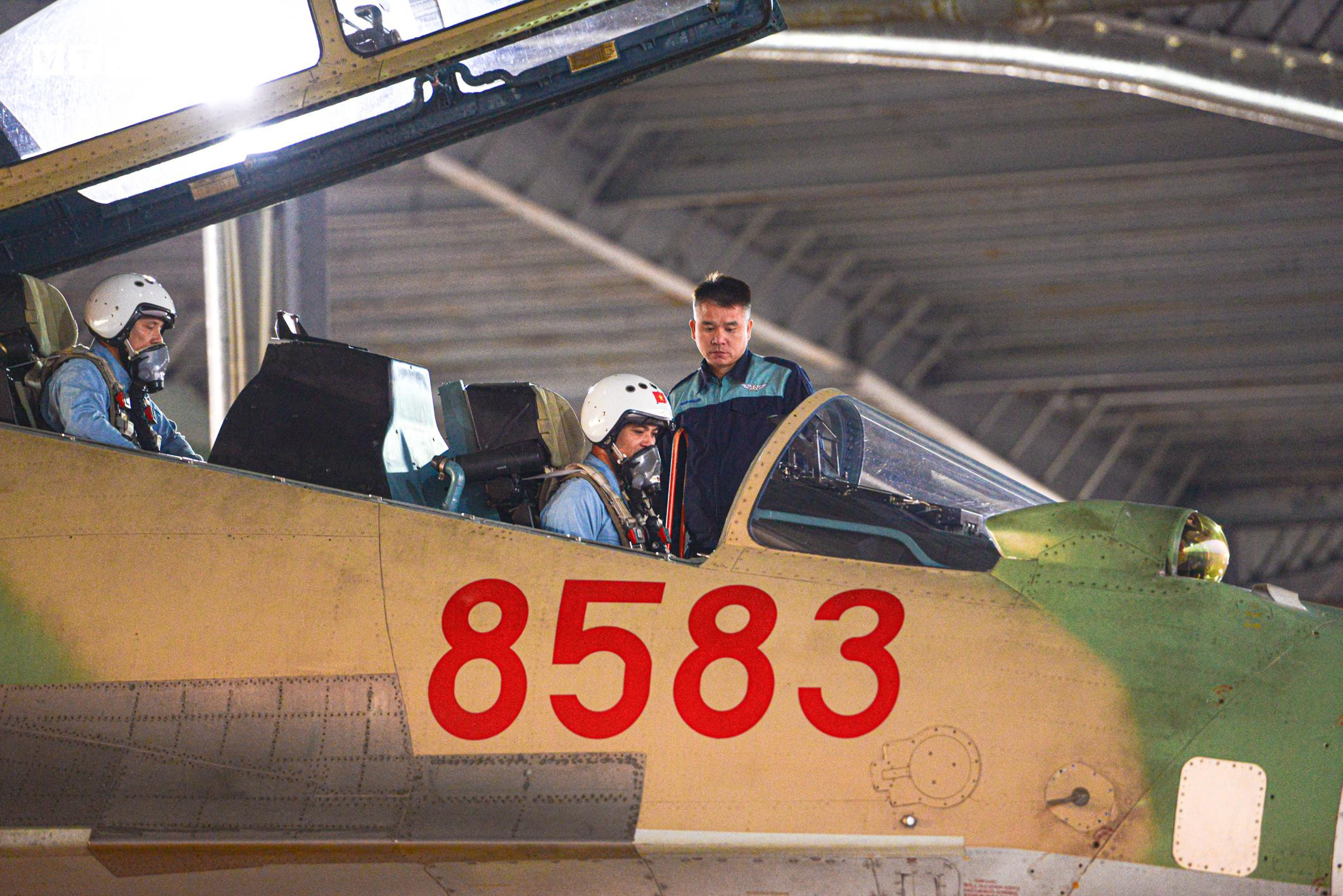 Về sân bay Kép xem phi công Su30-MK2 tập luyện cho Triển lãm Quốc phòng 2024 - 6