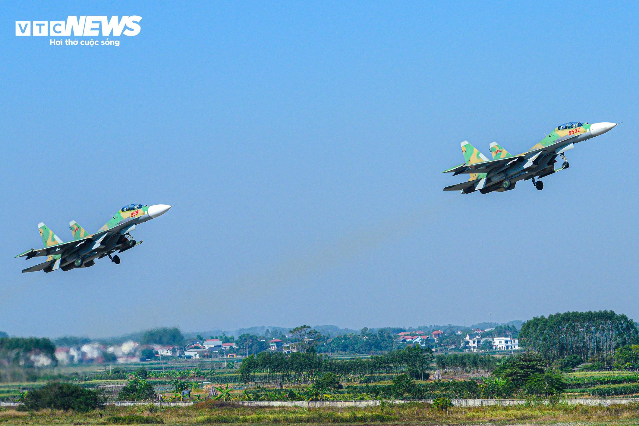 Về sân bay Kép xem phi công Su30-MK2 tập luyện cho Triển lãm Quốc phòng 2024 - 10