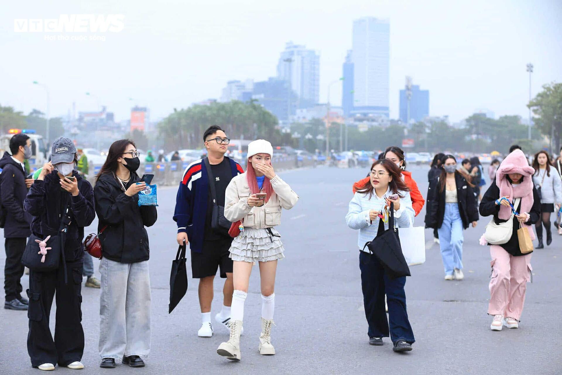 Phe vé sôi nổi trước giờ diễn concert 'Anh trai say hi', giá chênh đến 1 triệu - 8