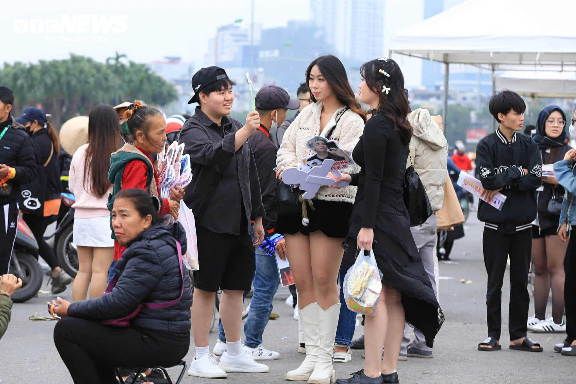 Phe vé sôi nổi trước giờ diễn concert 'Anh trai say hi', giá chênh đến 1 triệu - 4