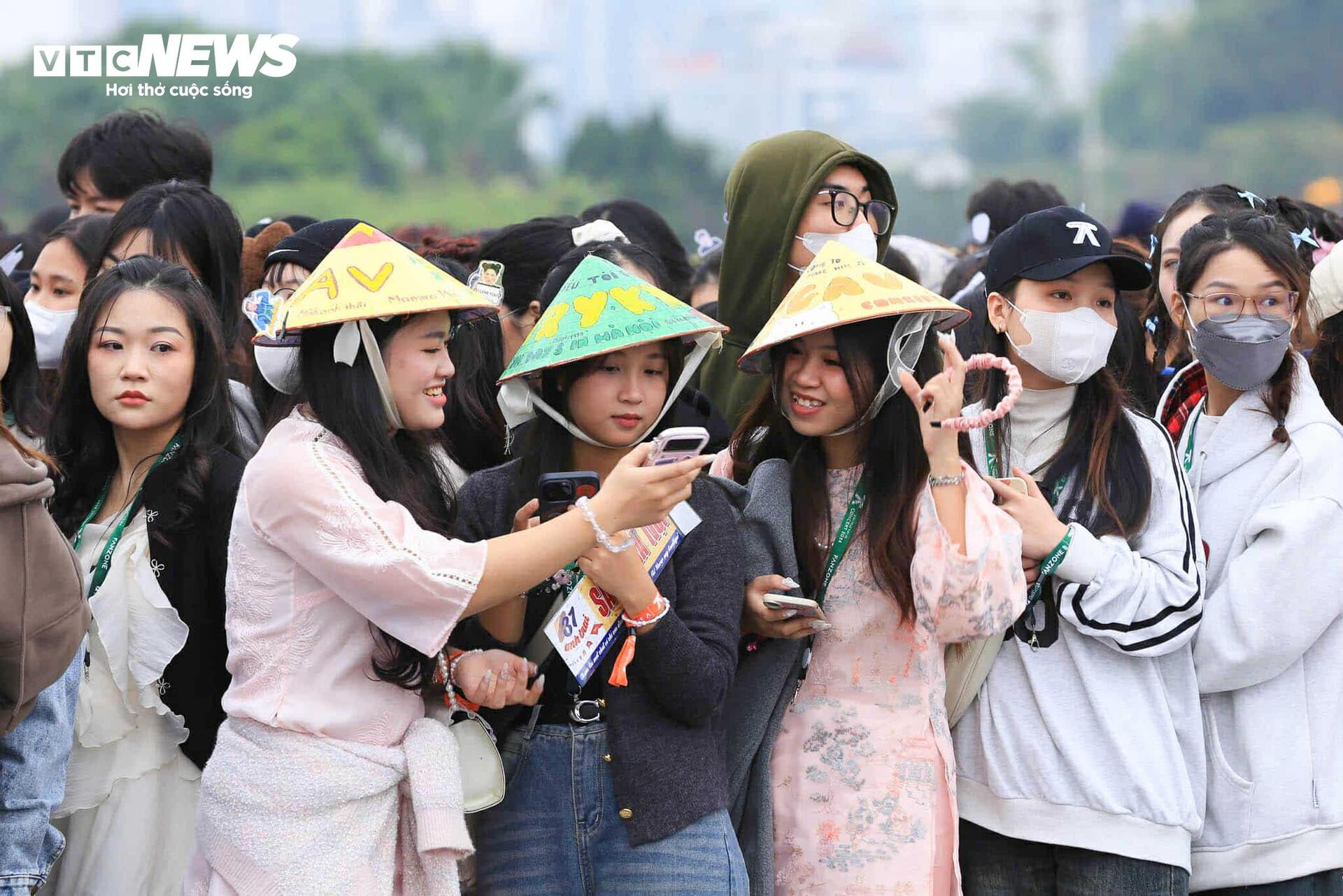 Phe vé sôi nổi trước giờ diễn concert 'Anh trai say hi', giá chênh đến 1 triệu - 6