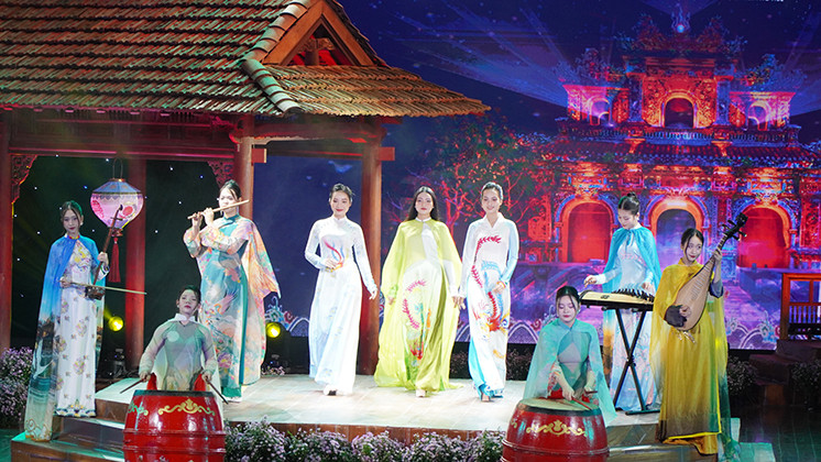 Vẻ đẹp trường tồn trong lễ hội Áo dài Festival Huế 2024 -'Linh Phụng' - 7