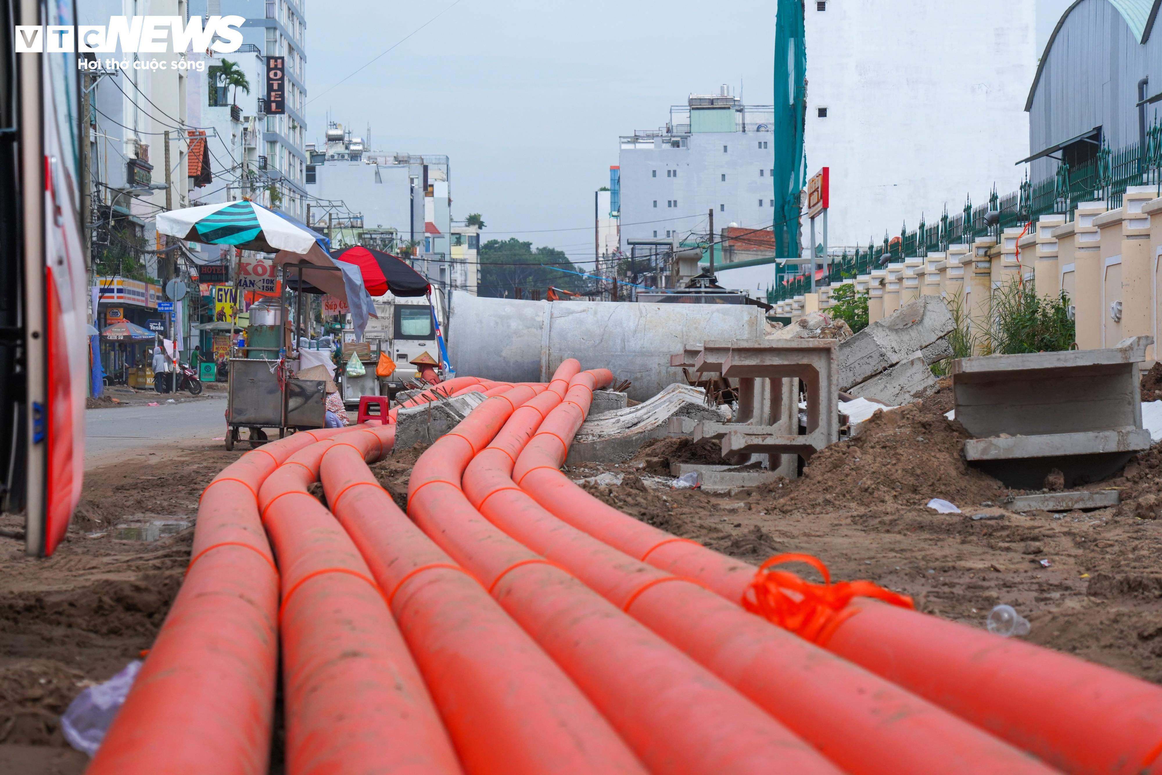 Sắp hết hạn thi công, dự án đường nối vào sân bay Tân Sơn Nhất vẫn ngổn ngang - 12