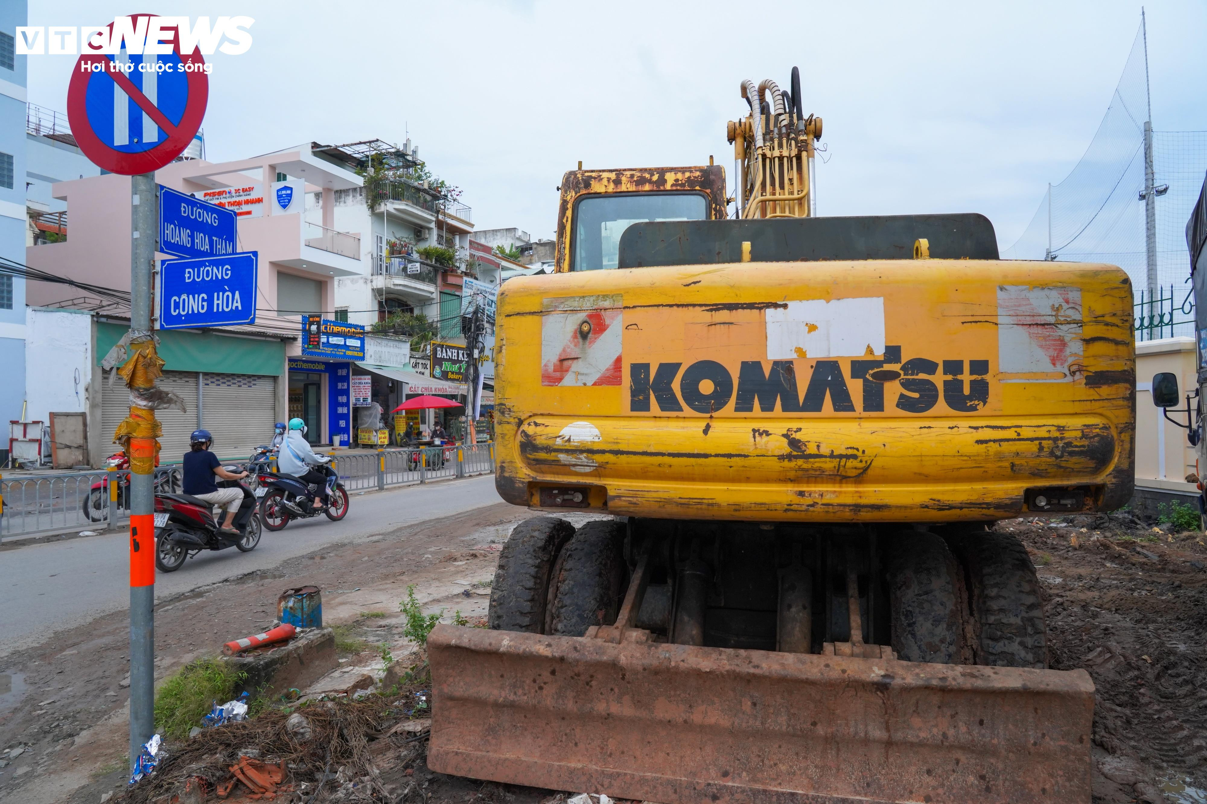 Sắp hết hạn thi công, dự án đường nối vào sân bay Tân Sơn Nhất vẫn ngổn ngang - 2