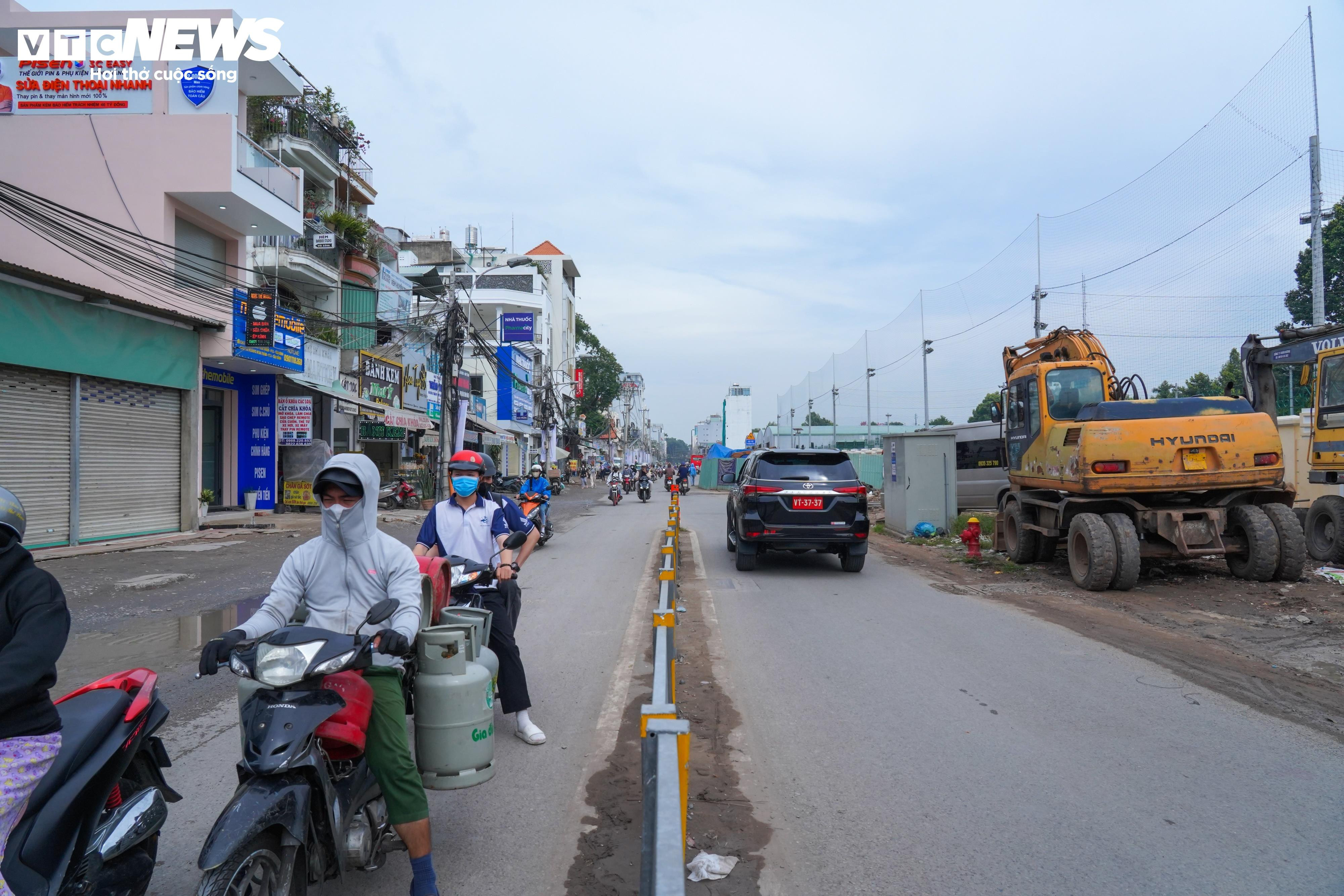 Sắp hết hạn thi công, dự án đường nối vào sân bay Tân Sơn Nhất vẫn ngổn ngang - 4