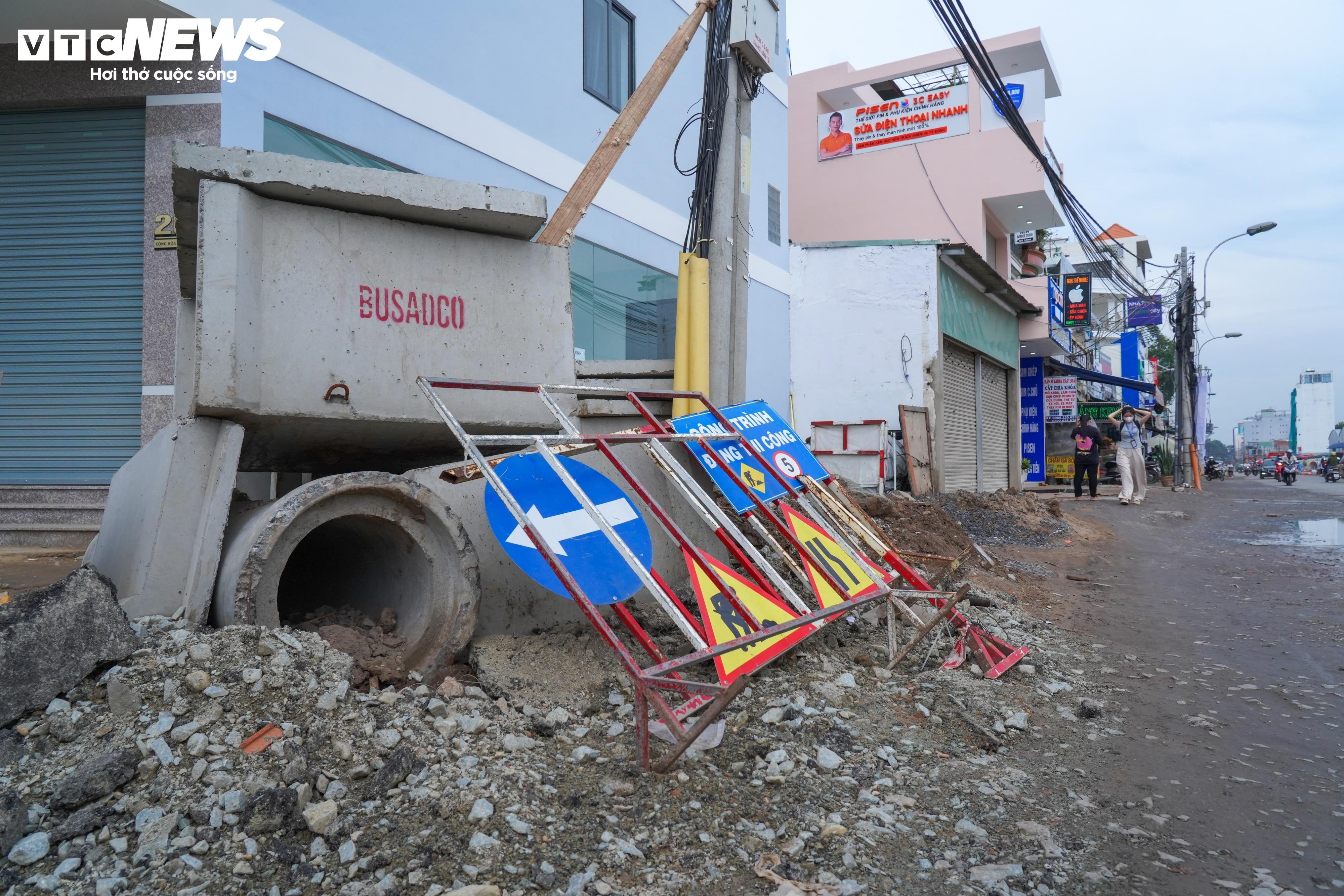 Sắp hết hạn thi công, dự án đường nối vào sân bay Tân Sơn Nhất vẫn ngổn ngang - 6