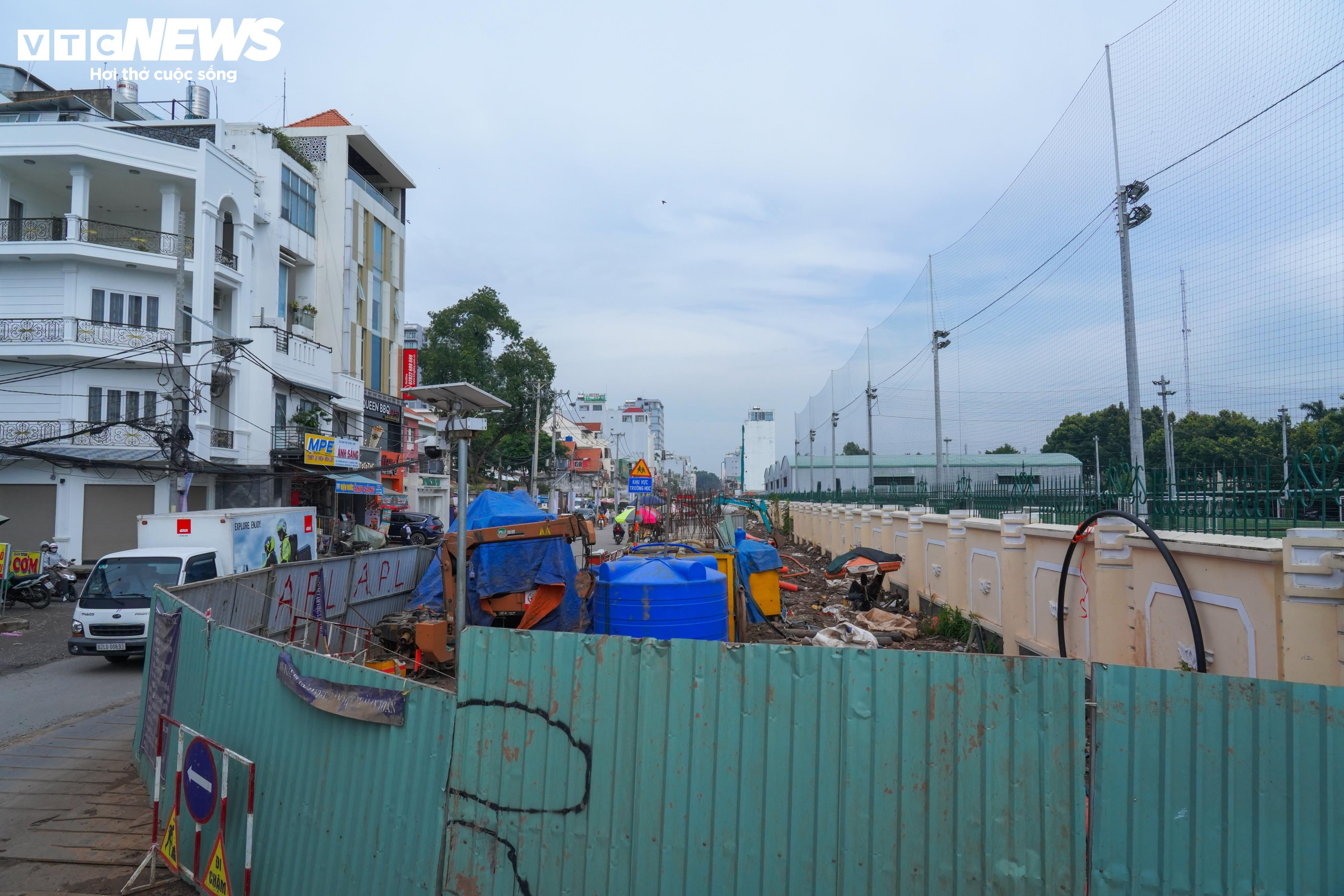 Sắp hết hạn thi công, dự án đường nối vào sân bay Tân Sơn Nhất vẫn ngổn ngang - 7