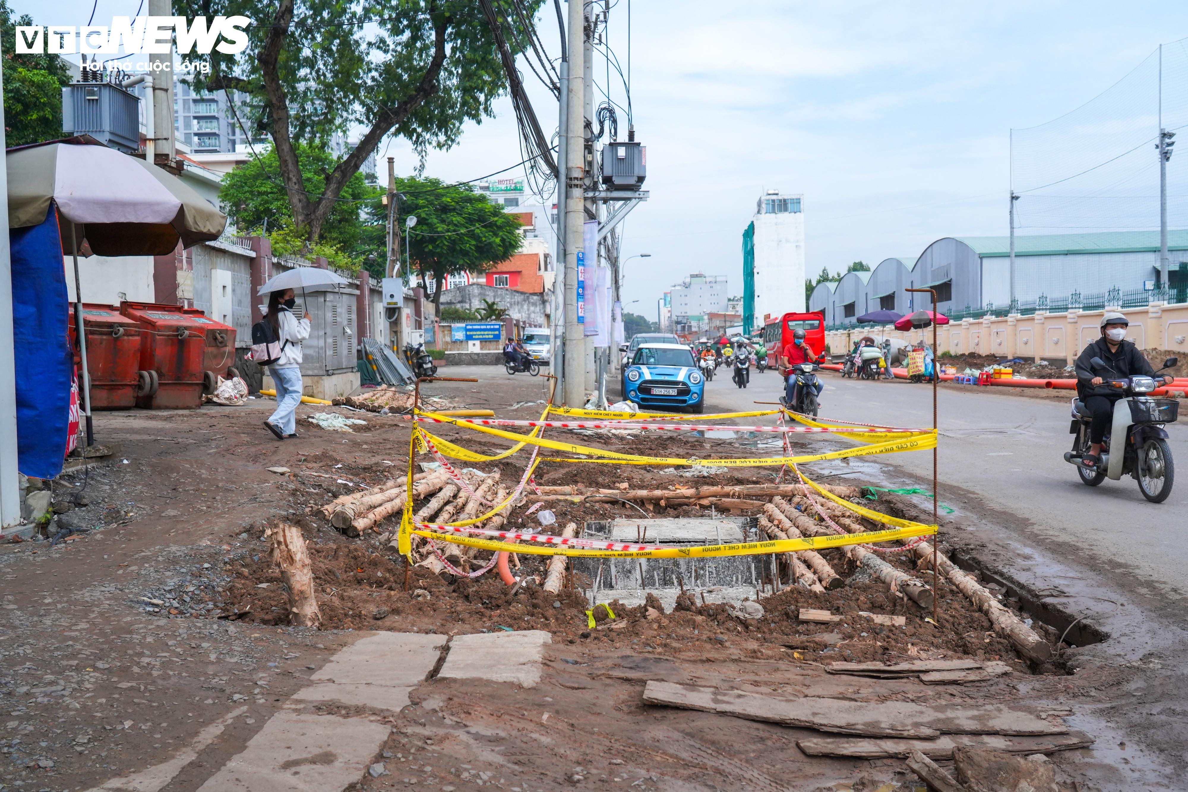 Sắp hết hạn thi công, dự án đường nối vào sân bay Tân Sơn Nhất vẫn ngổn ngang - 8