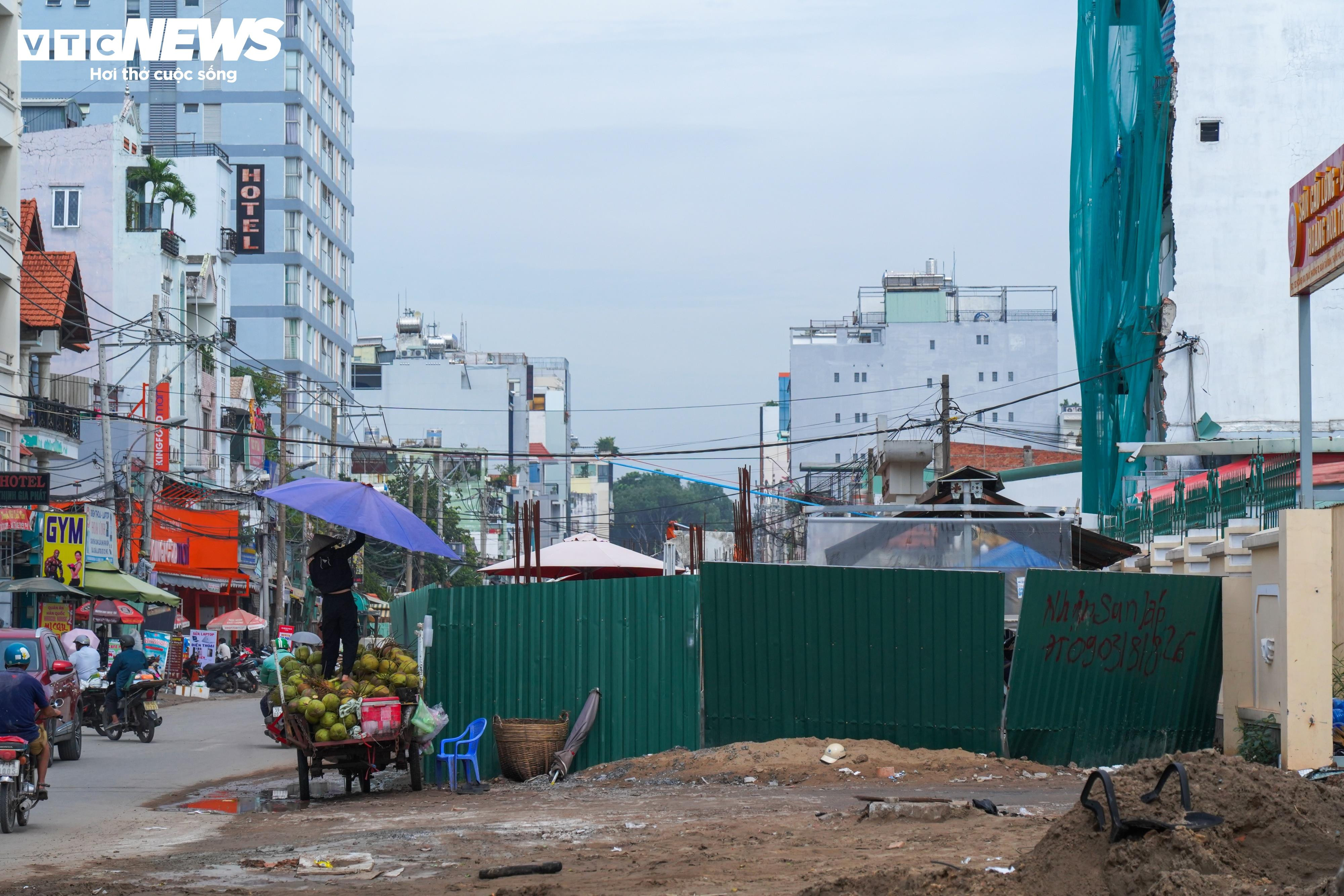 Sắp hết hạn thi công, dự án đường nối vào sân bay Tân Sơn Nhất vẫn ngổn ngang - 5